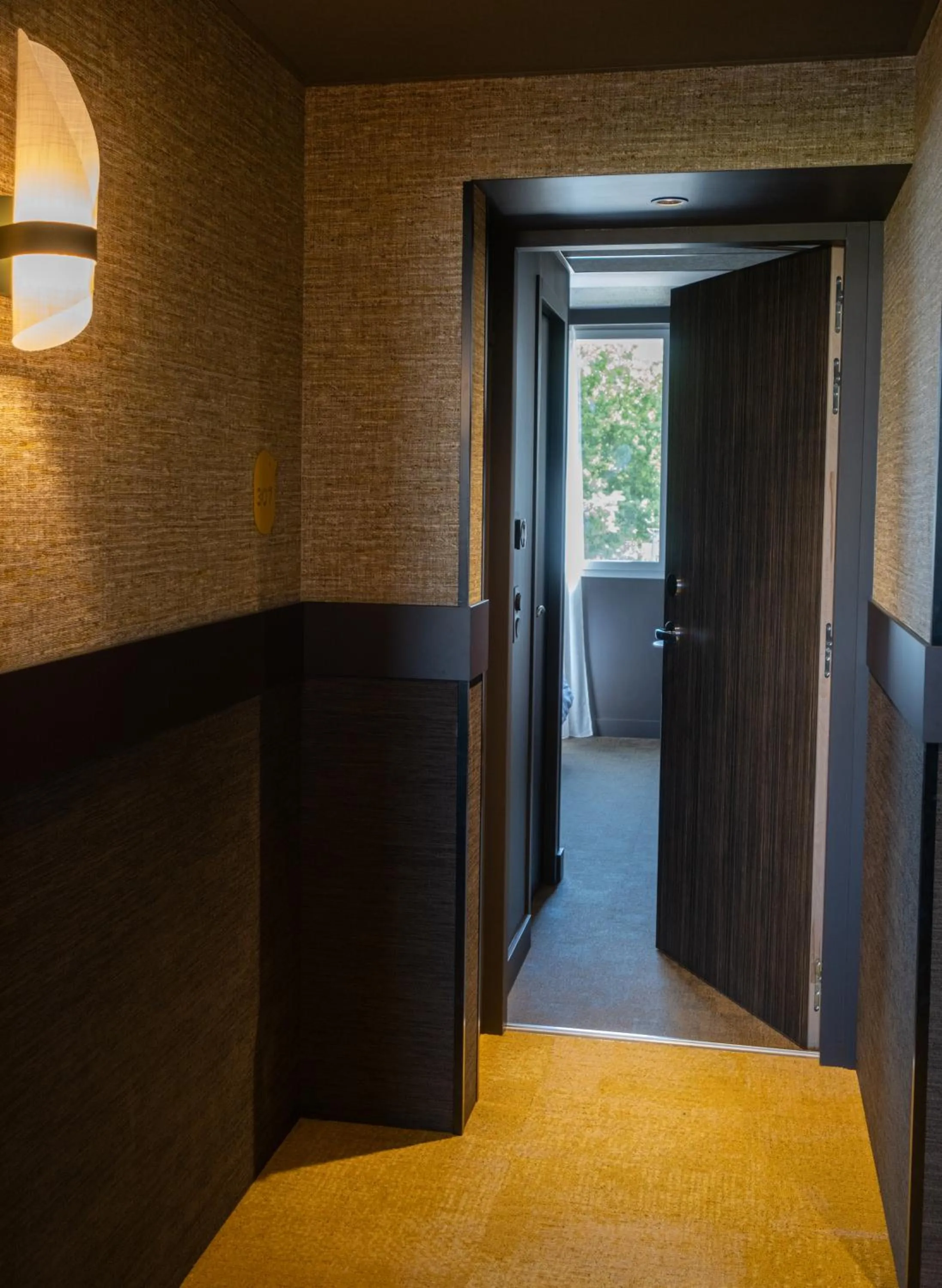 Photo of the whole room, Bed in Hotel Oceania Lyon