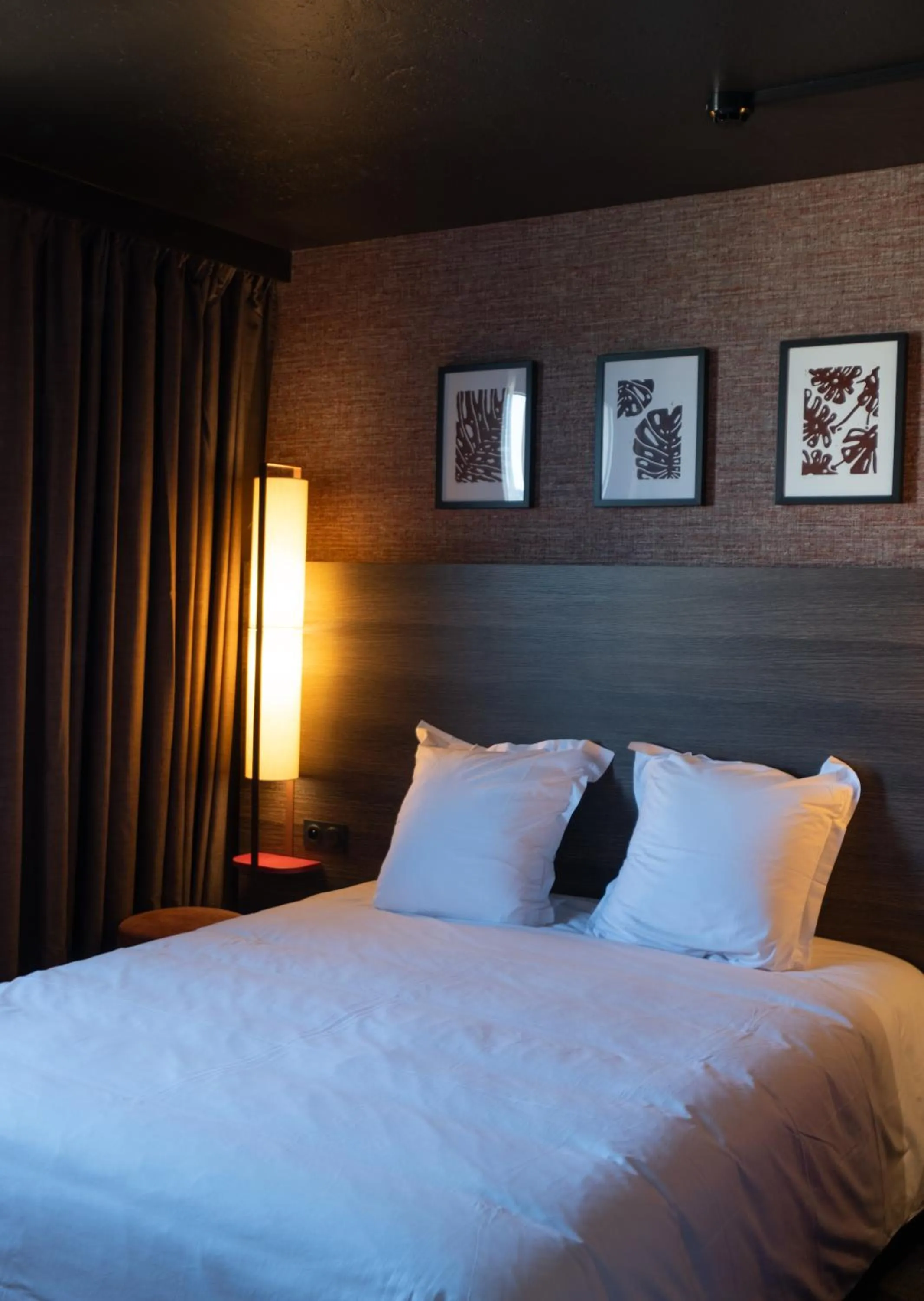 Bedroom, Bed in Hotel Oceania Lyon