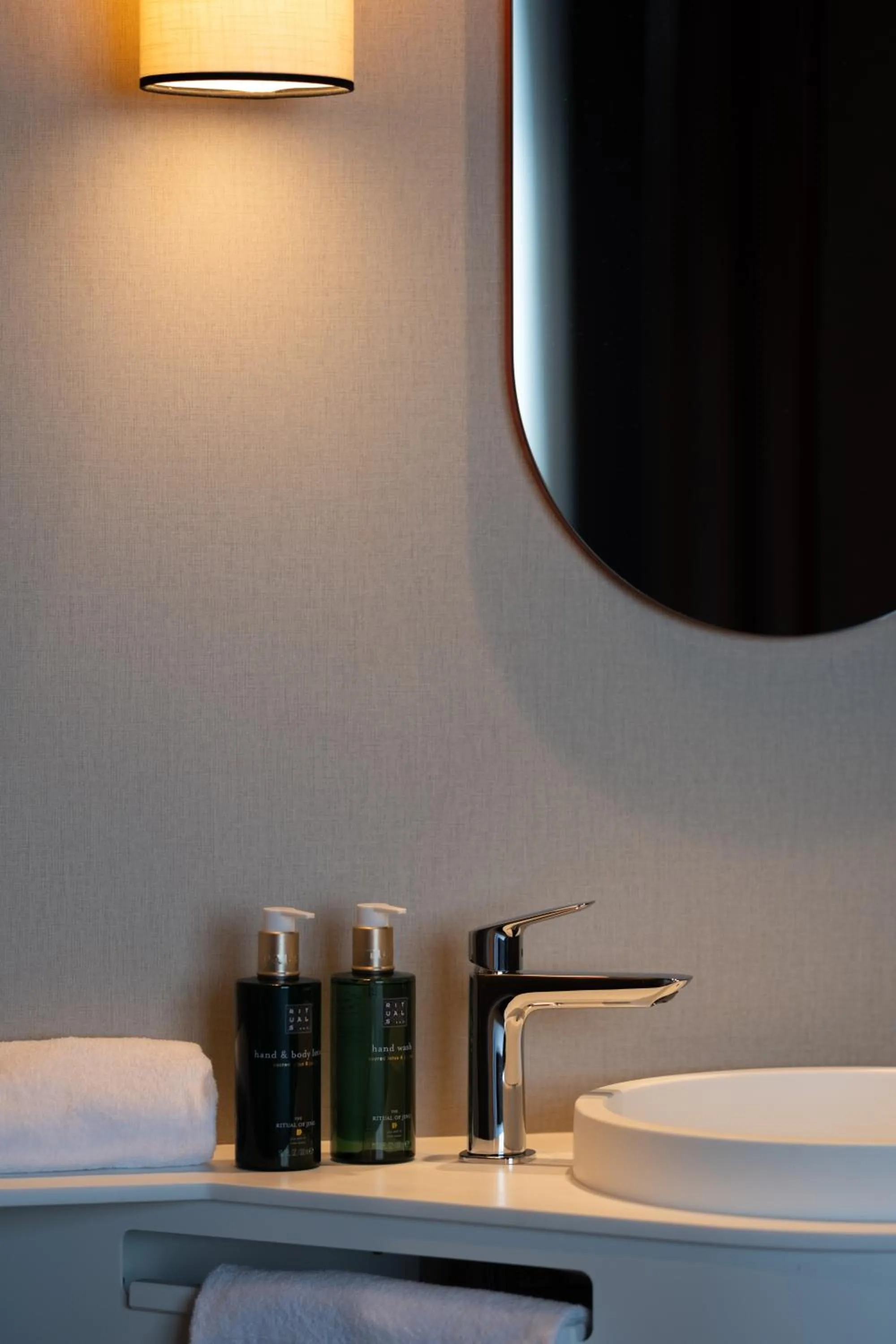 Bathroom in Hotel Oceania Lyon