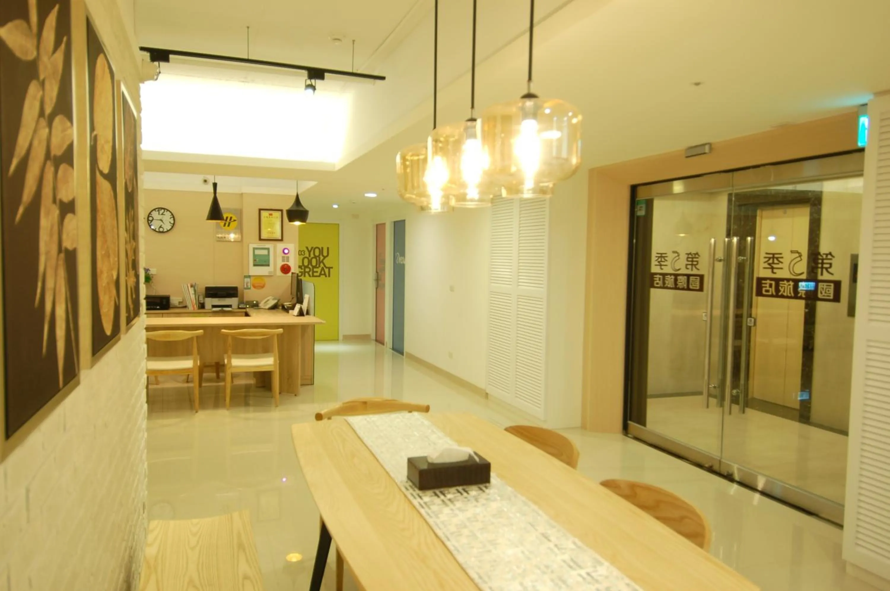 Restaurant/places to eat in Season 5 Inn