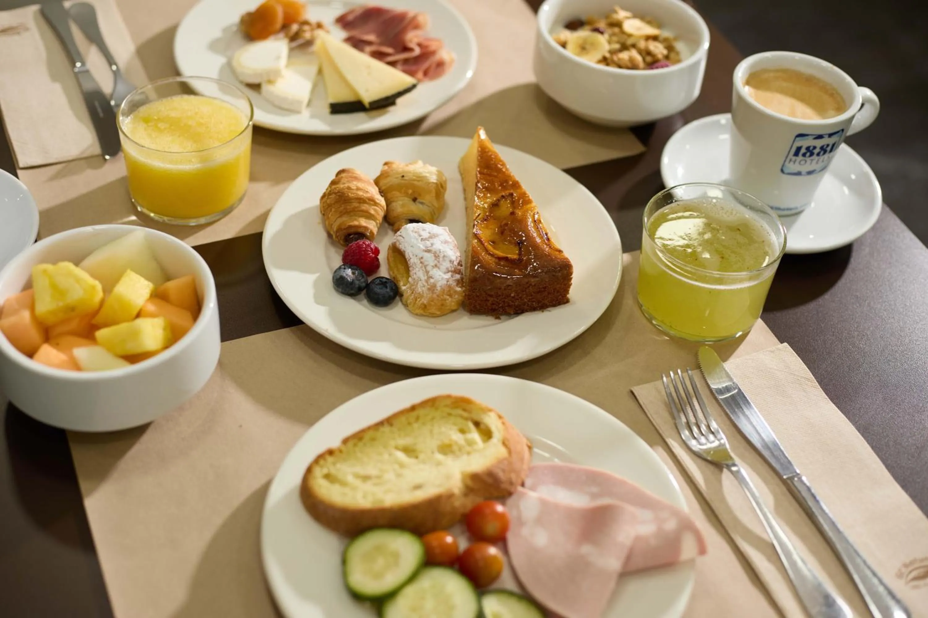 Restaurant/places to eat in 1881 Barcelona Gran Rosellon Hotel