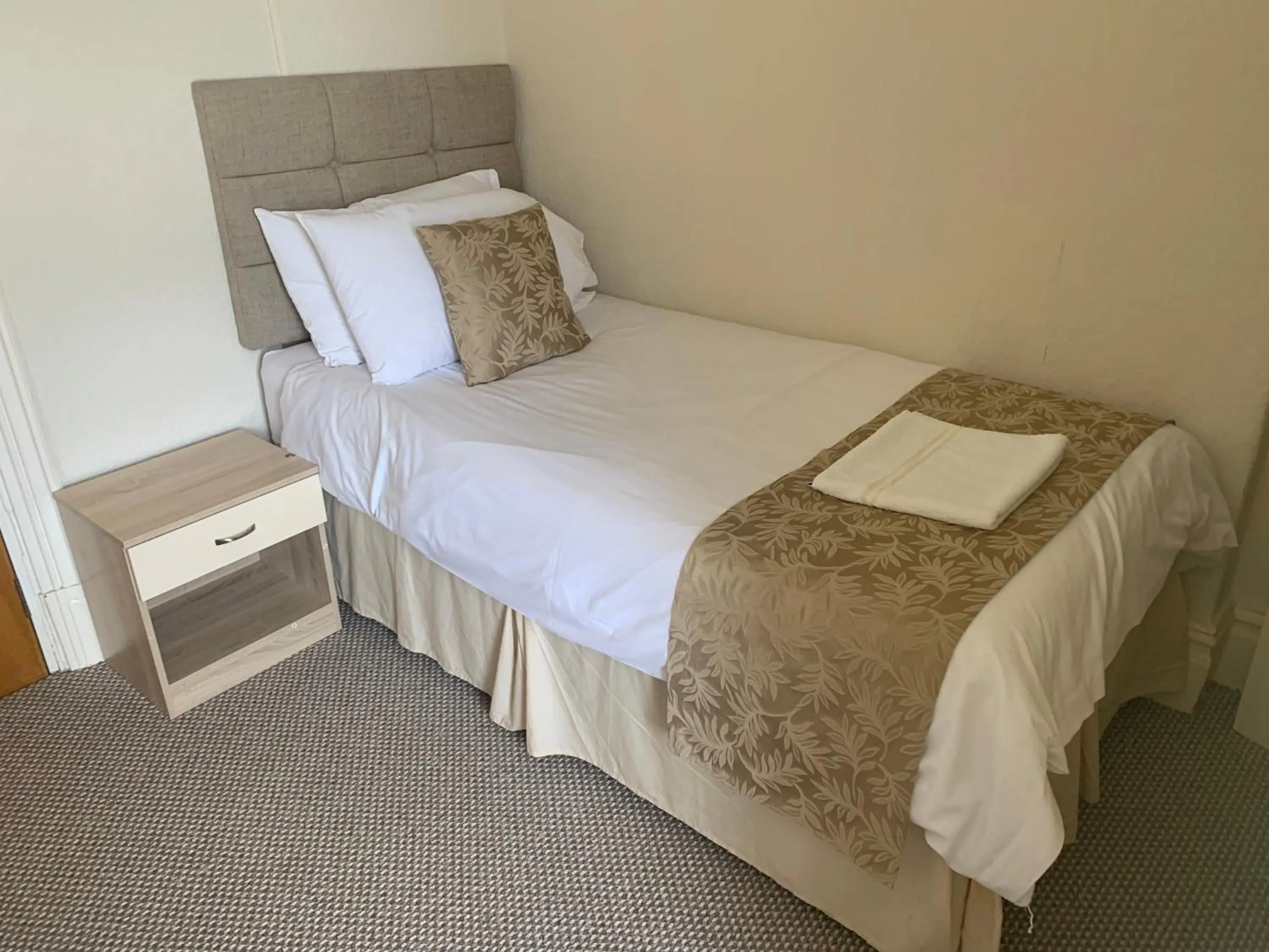 Bed in Sharn Bek Hotel