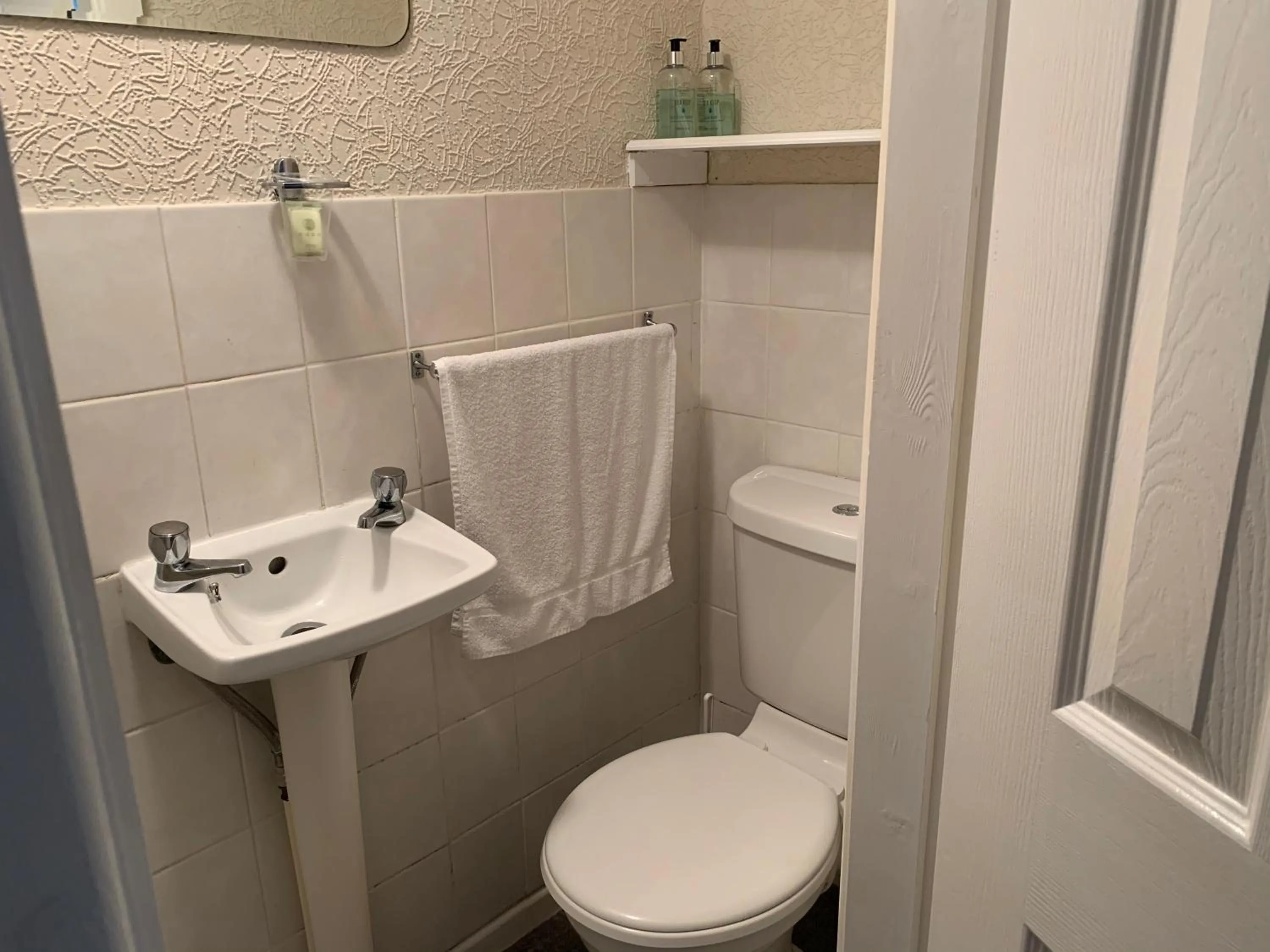 Shower in Sharn Bek Hotel