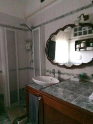 Shower in B&B Metrò