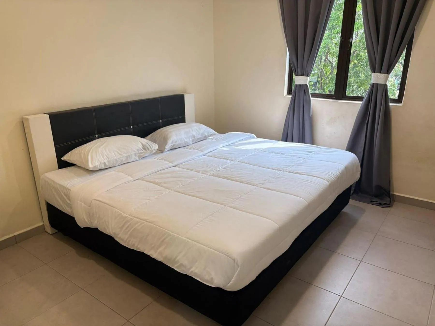 Deluxe King Room in Aman Inn Hotel