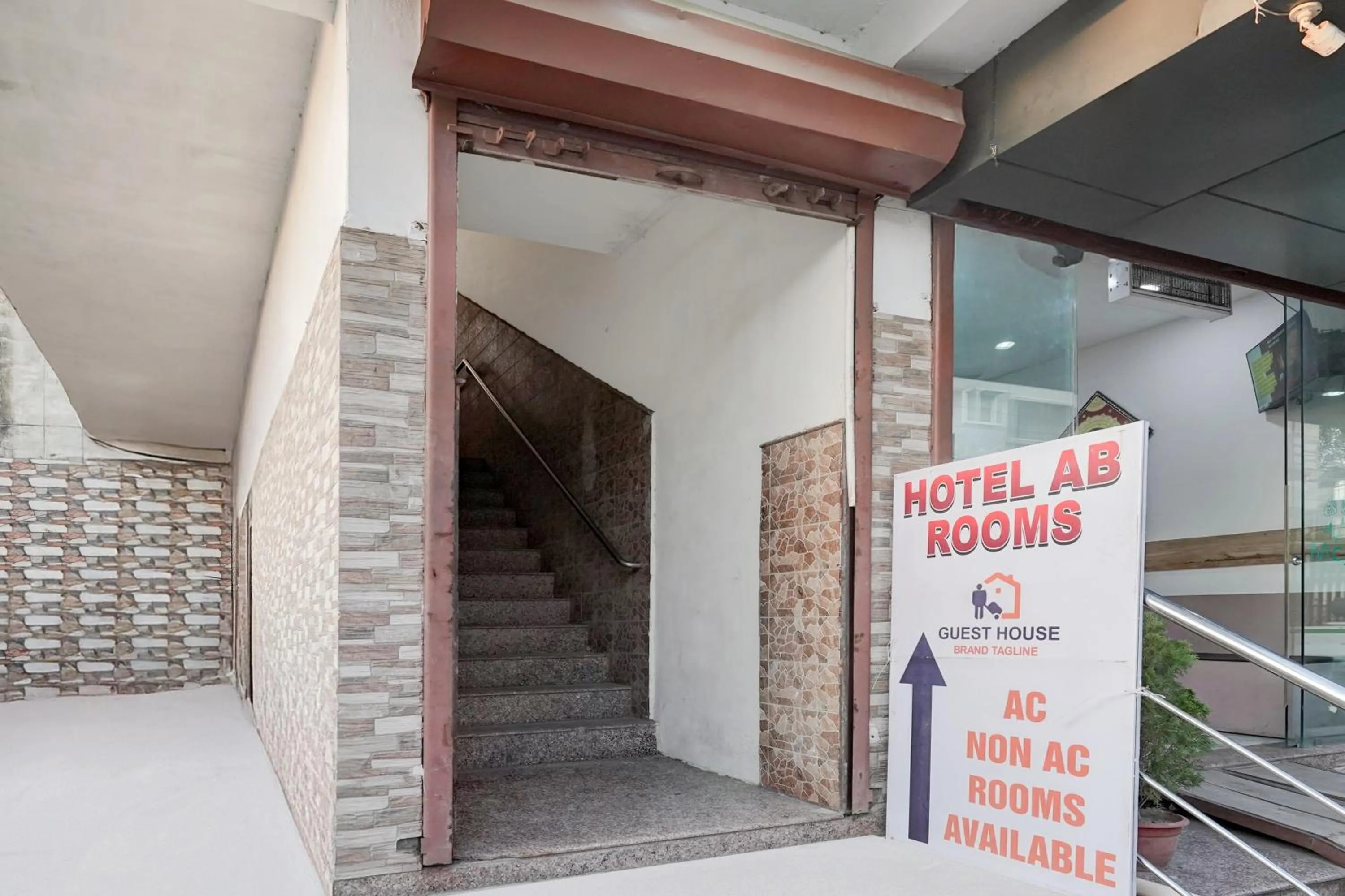 Facade/entrance in Hotel O AB Rooms