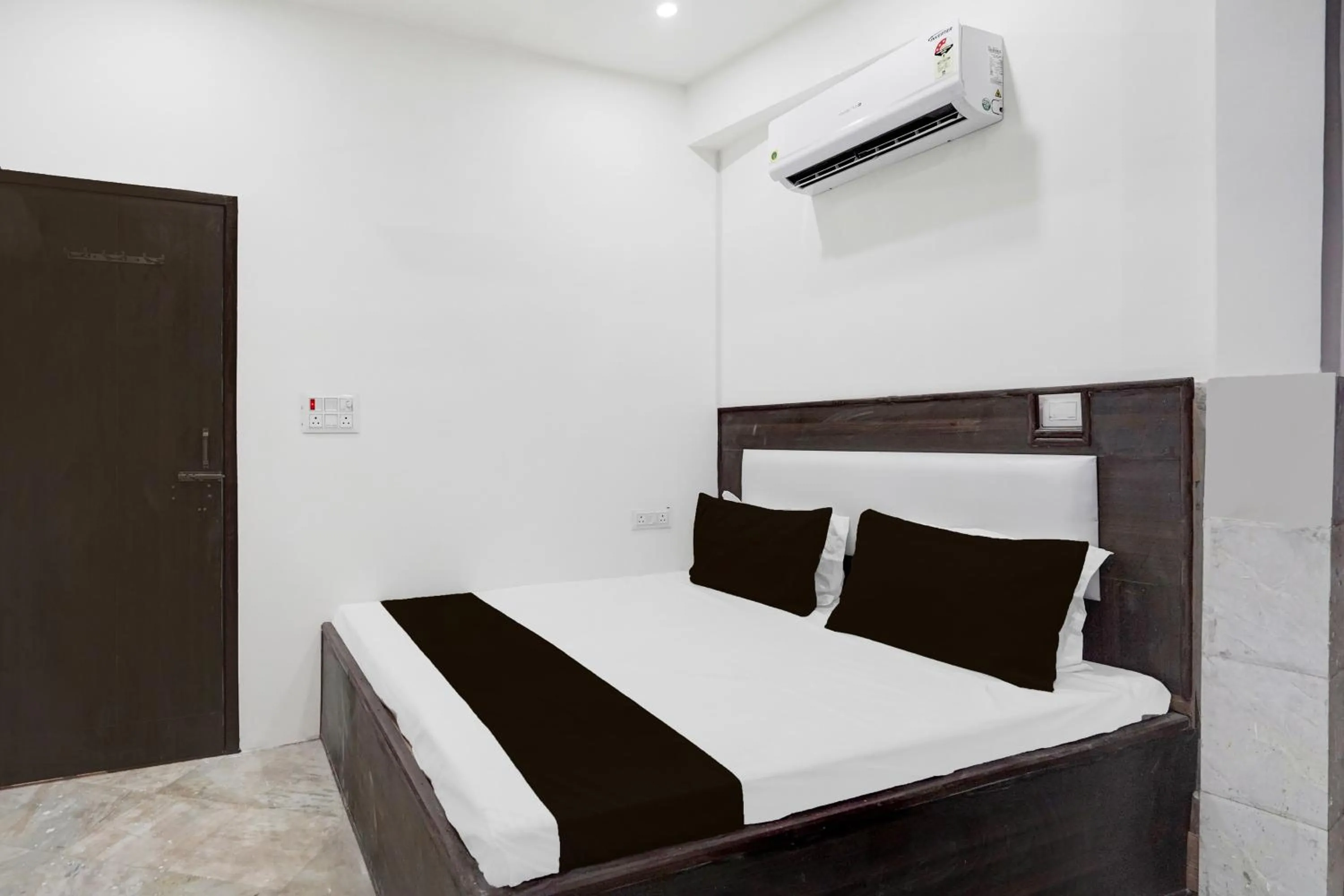 Bedroom, Bed in Hotel O AB Rooms