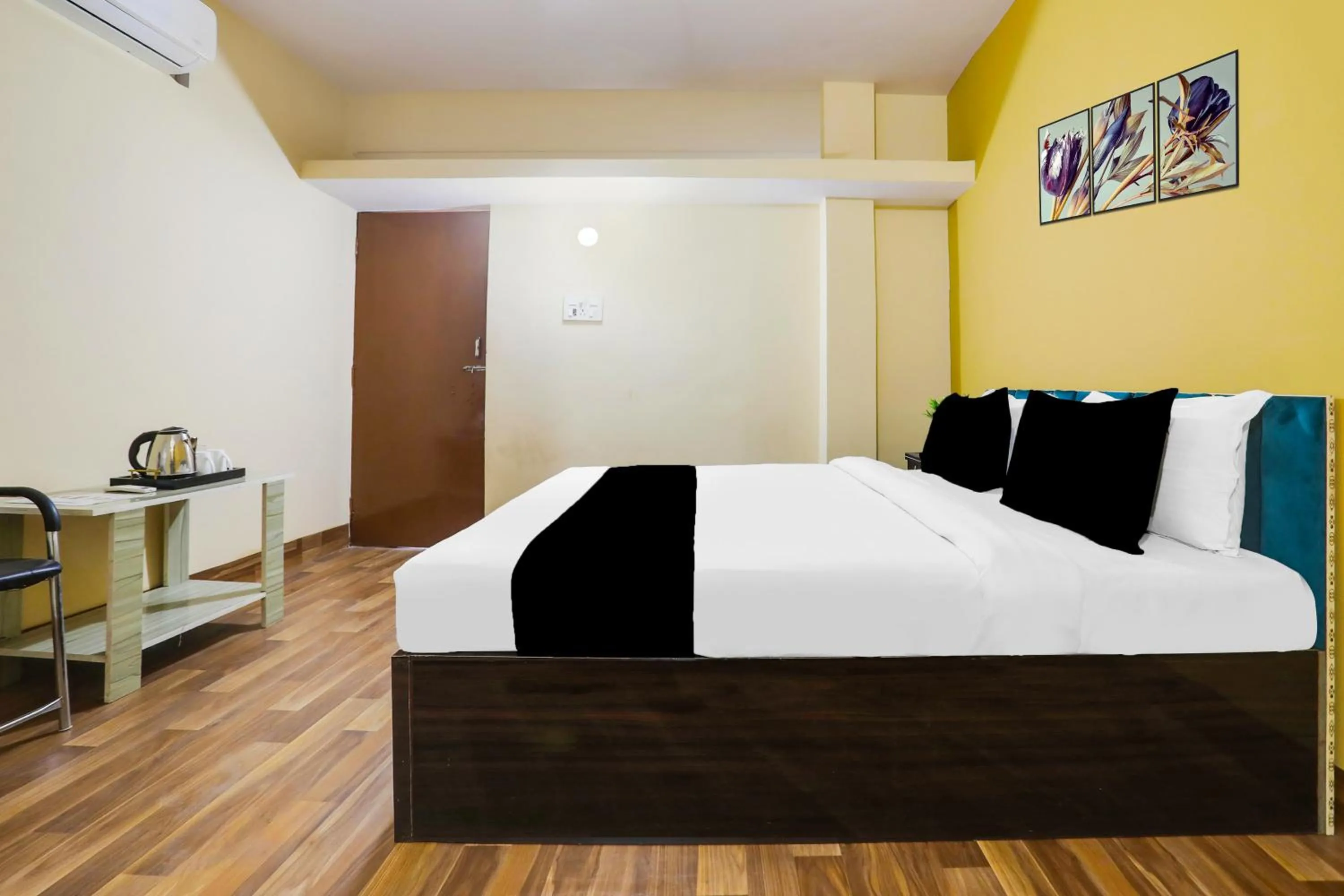 Bedroom, Bed in OYO Vinayaka Guest house