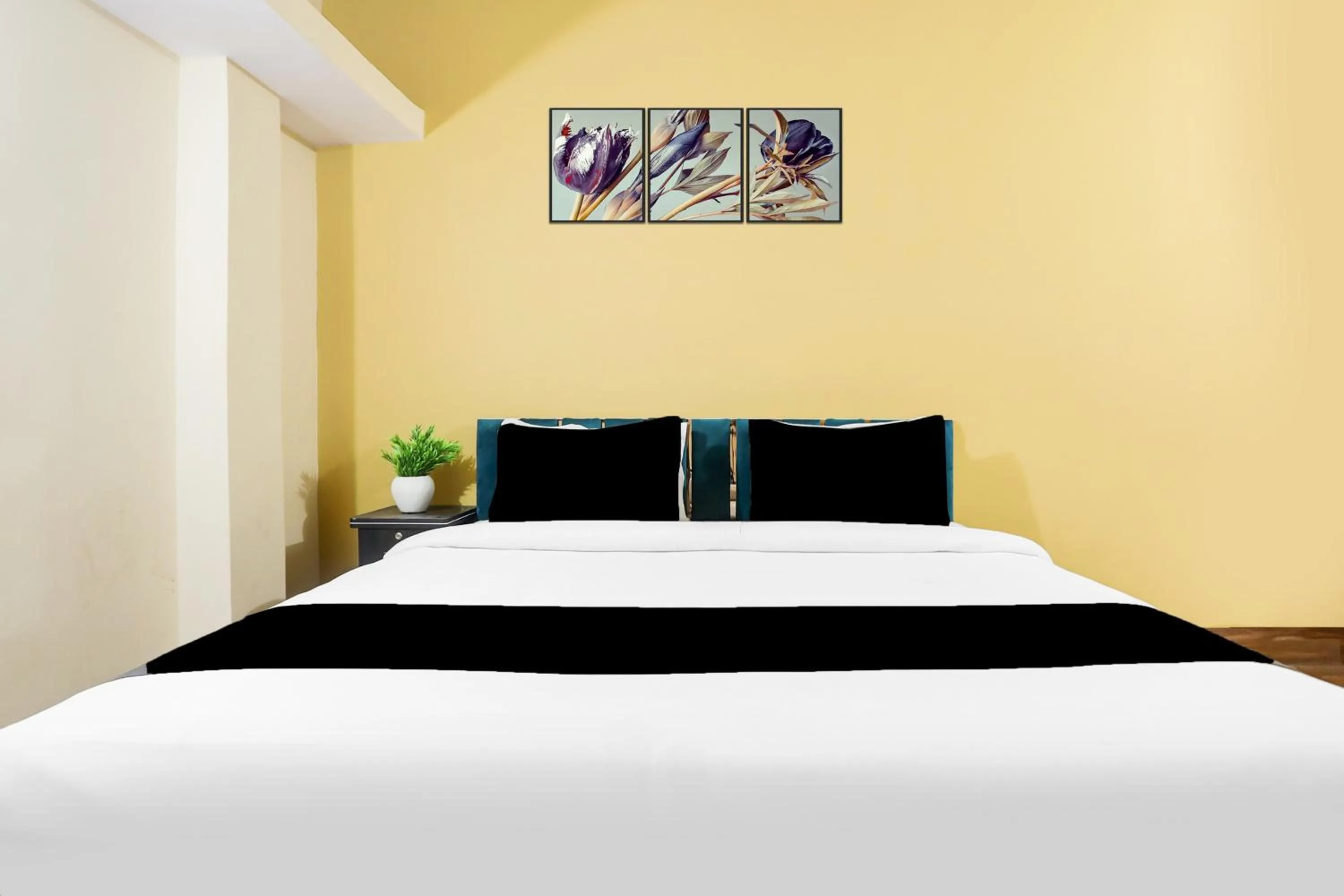 Bedroom, Bed in OYO Vinayaka Guest house