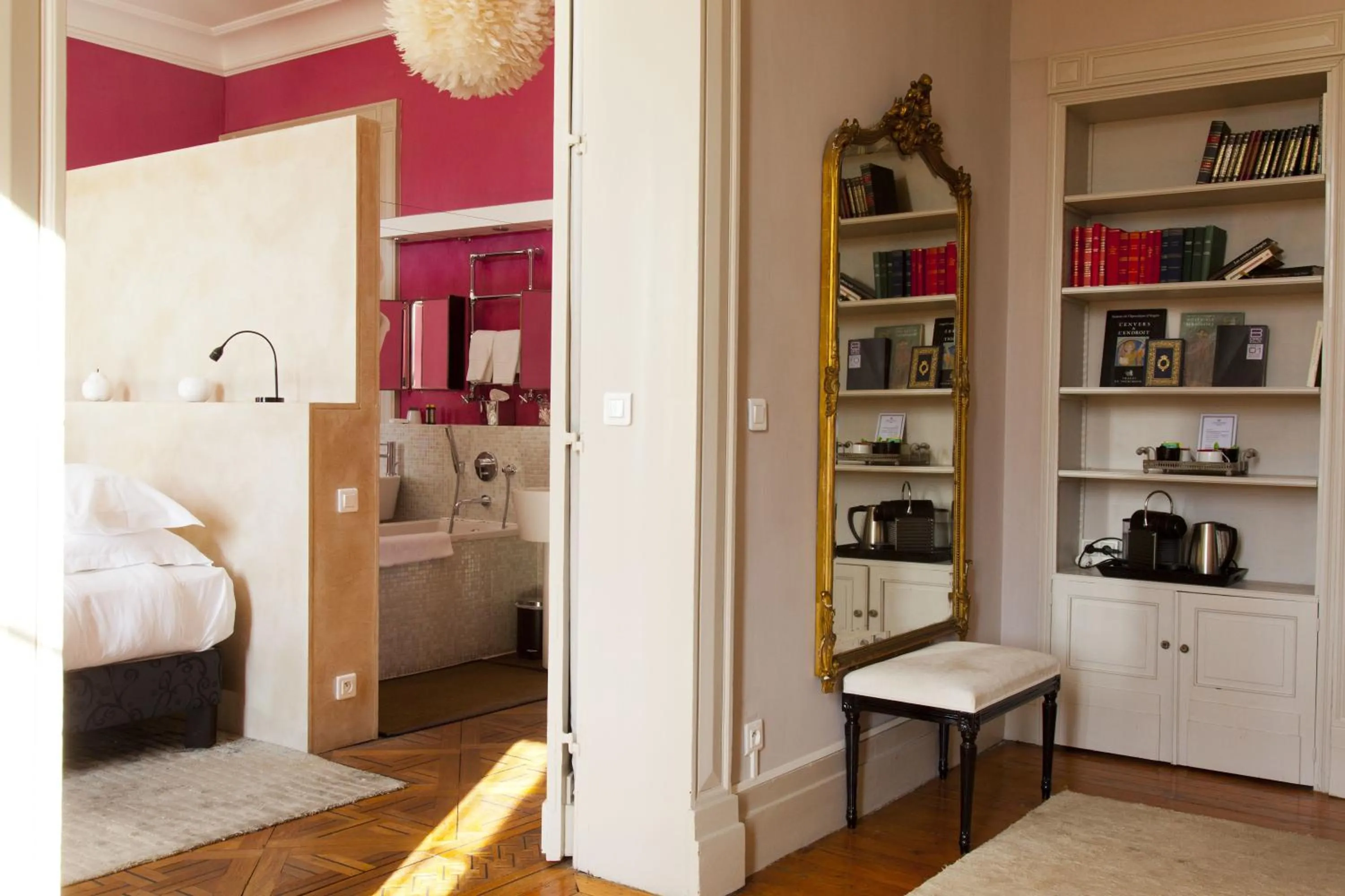 Library in L'Hôtel Particulier Bordeaux