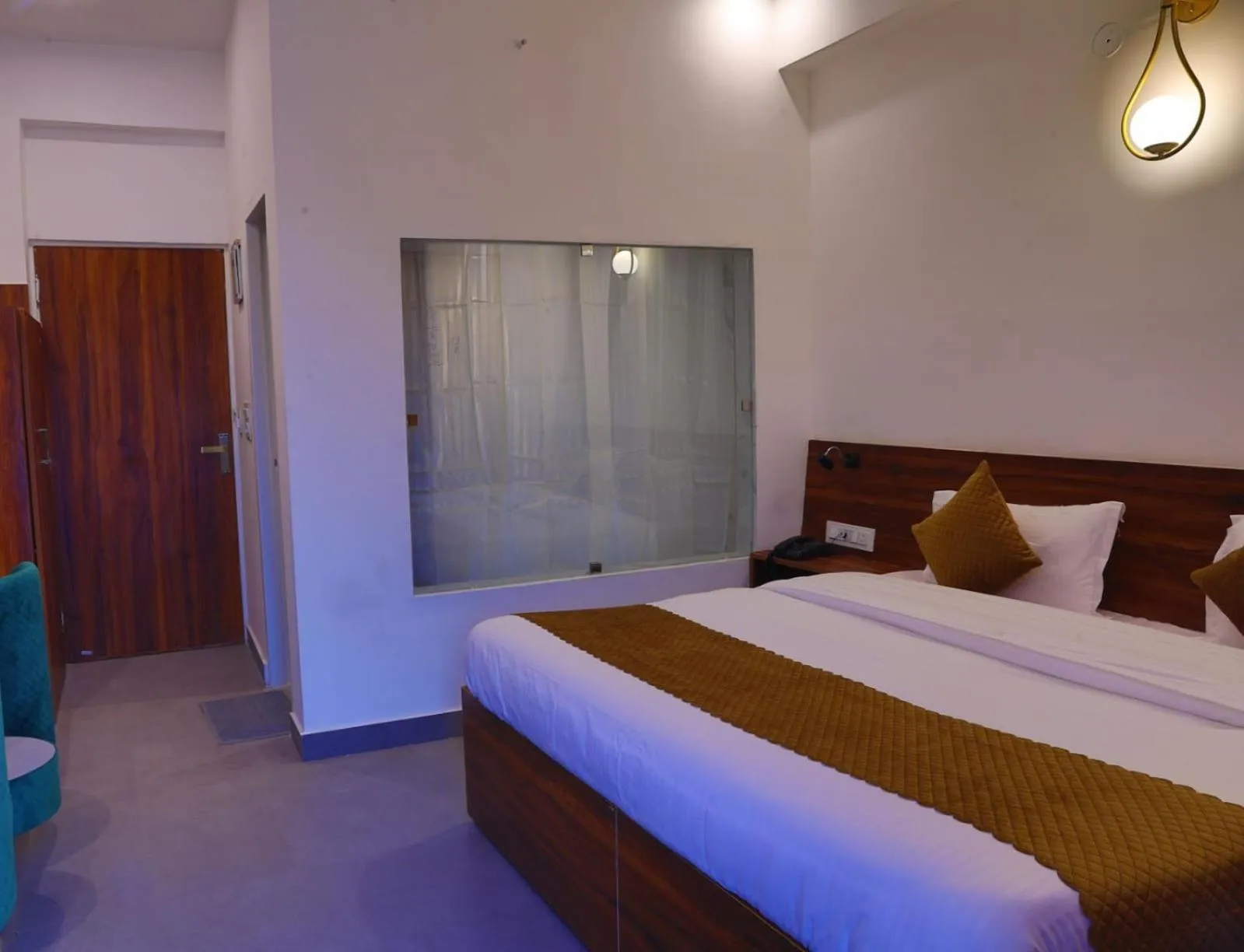 Breakfast, Bed in hotel-montreal rishikesh madhuban inn