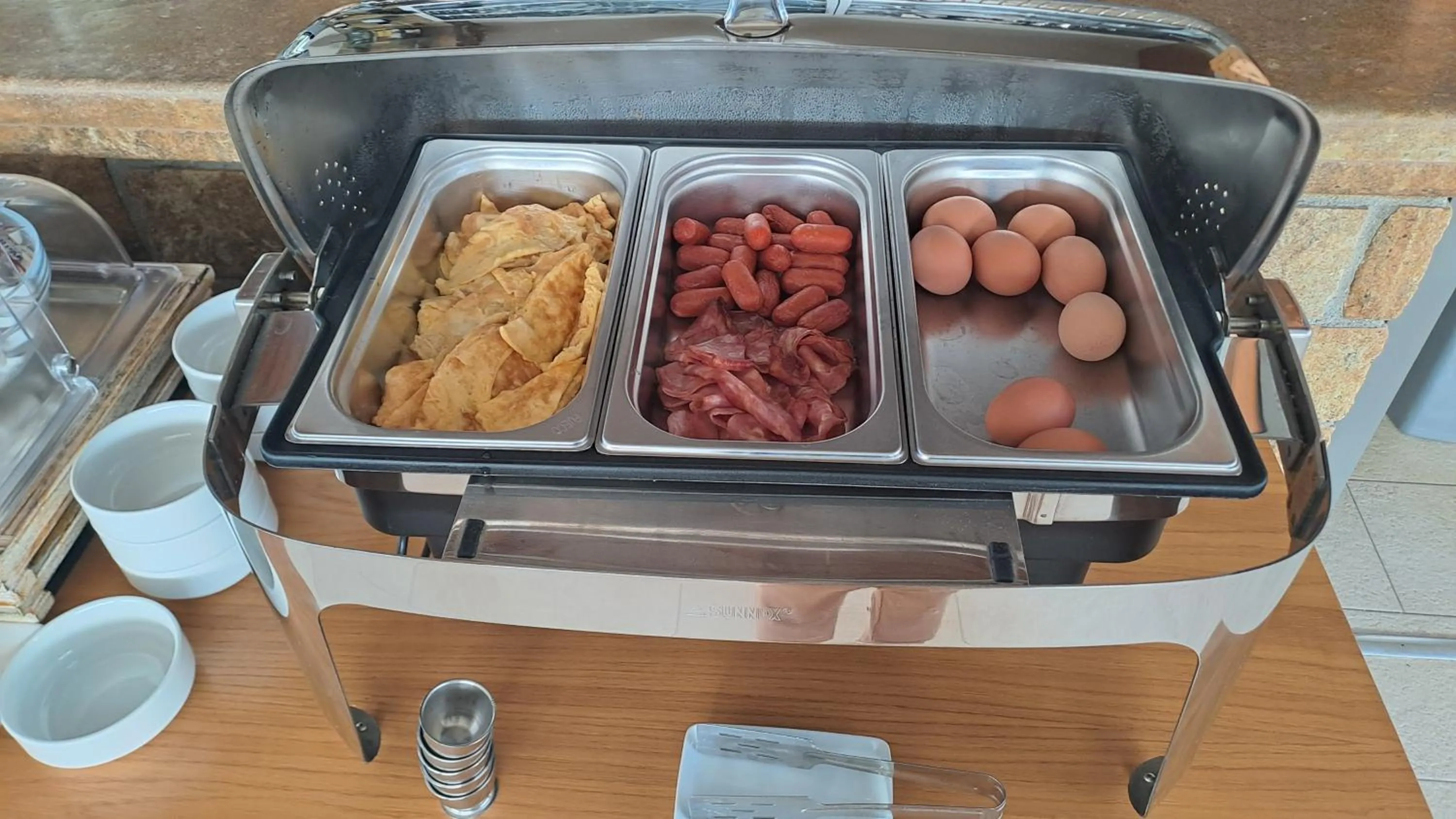 Breakfast in Artemis Plaza