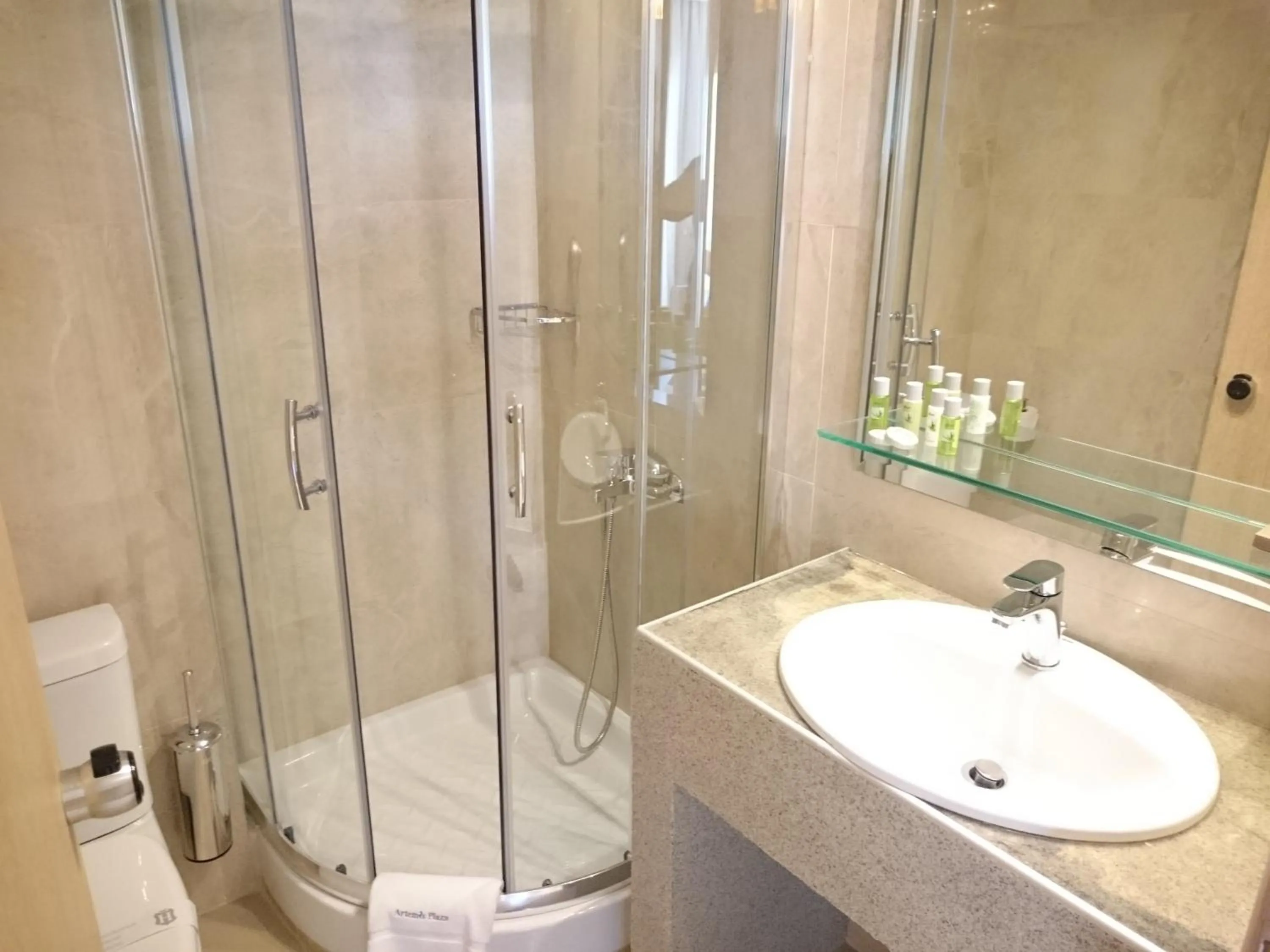 Shower in Artemis Plaza