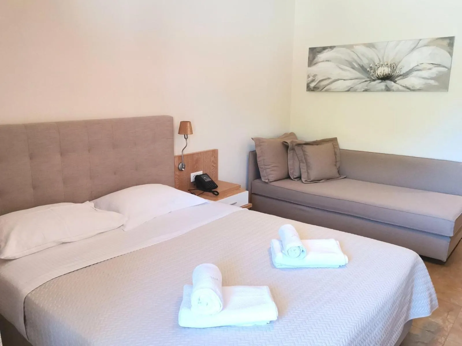 Photo of the whole room, Bed in Artemis Plaza