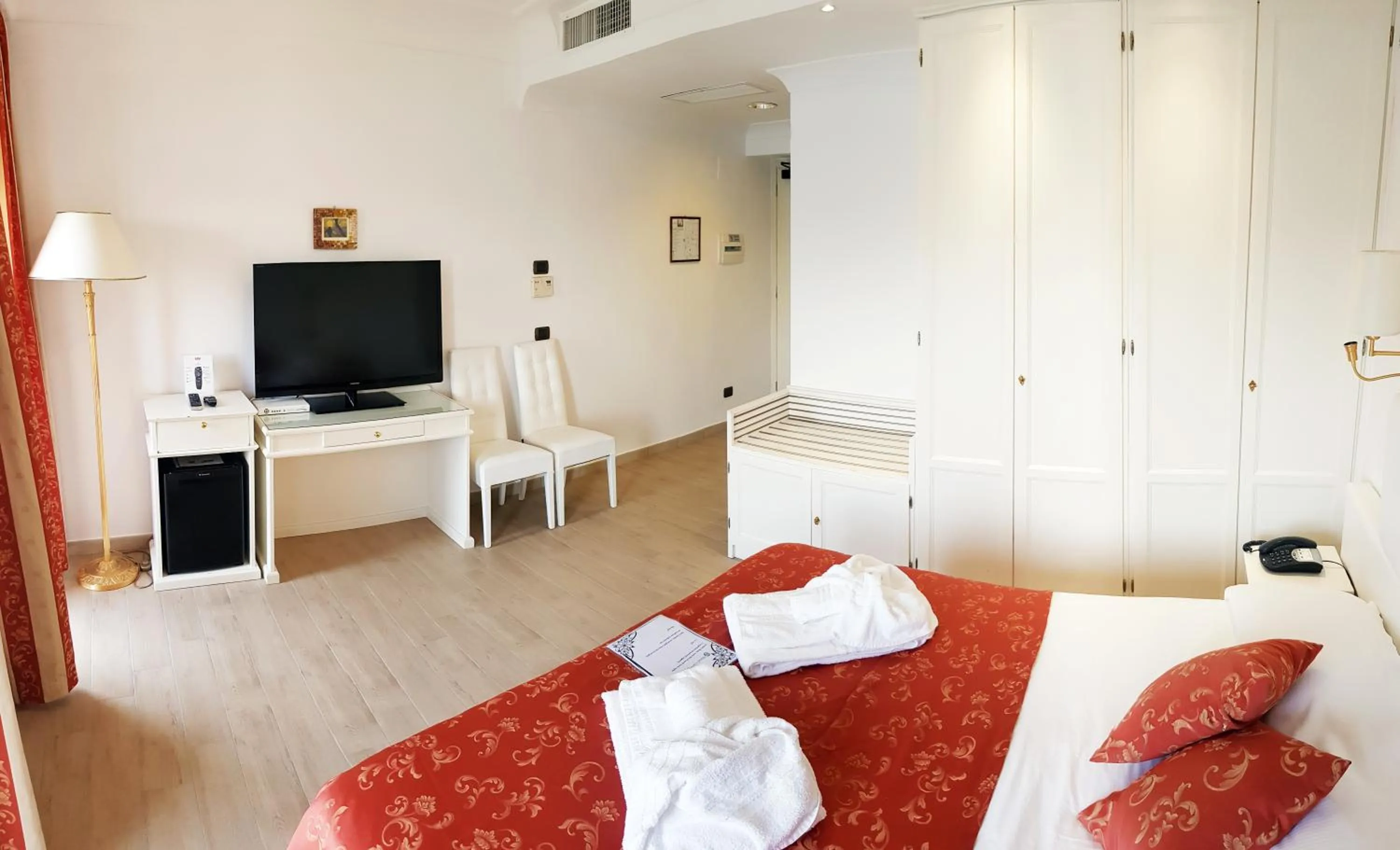 Bedroom, Bed in Hotel Castel Gandolfo