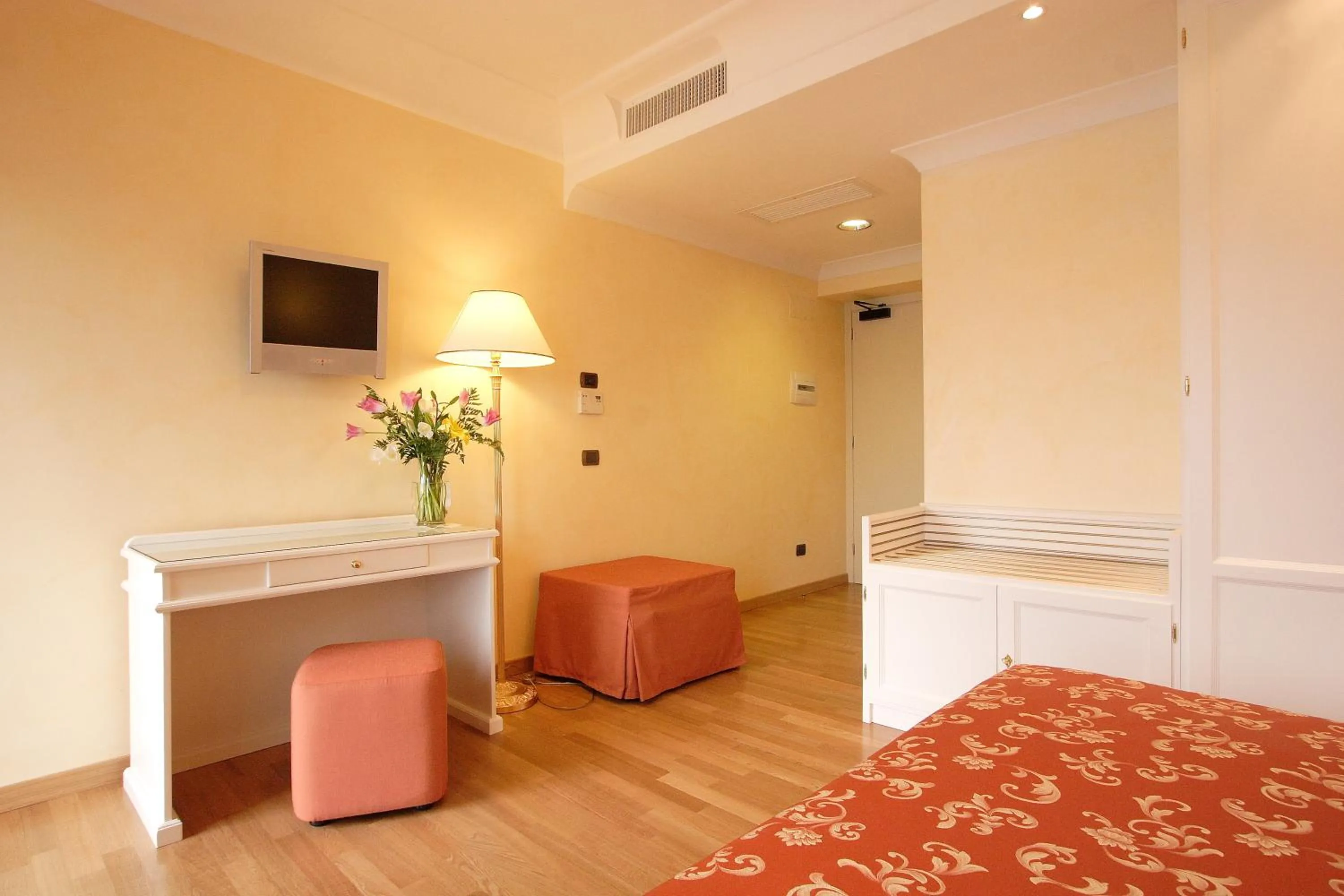 TV and multimedia, Bed in Hotel Castel Gandolfo