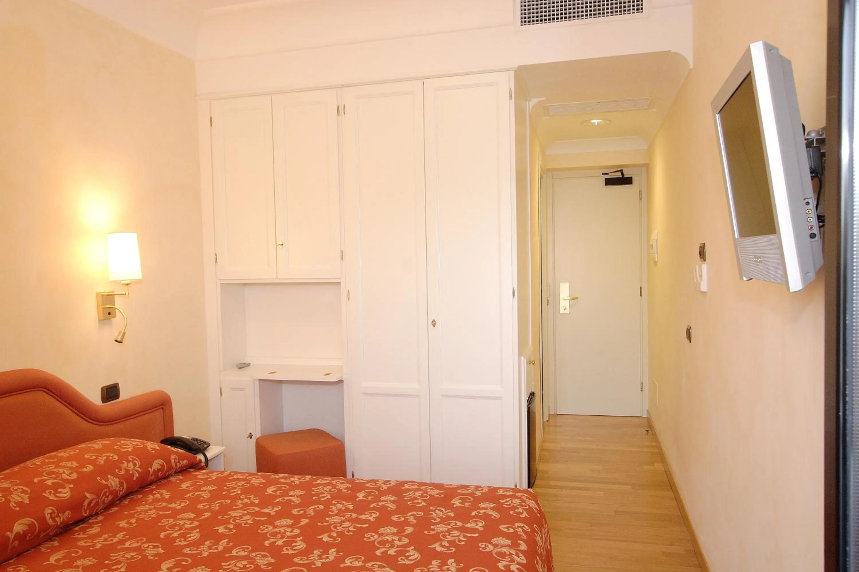 TV and multimedia, Bed in Hotel Castel Gandolfo