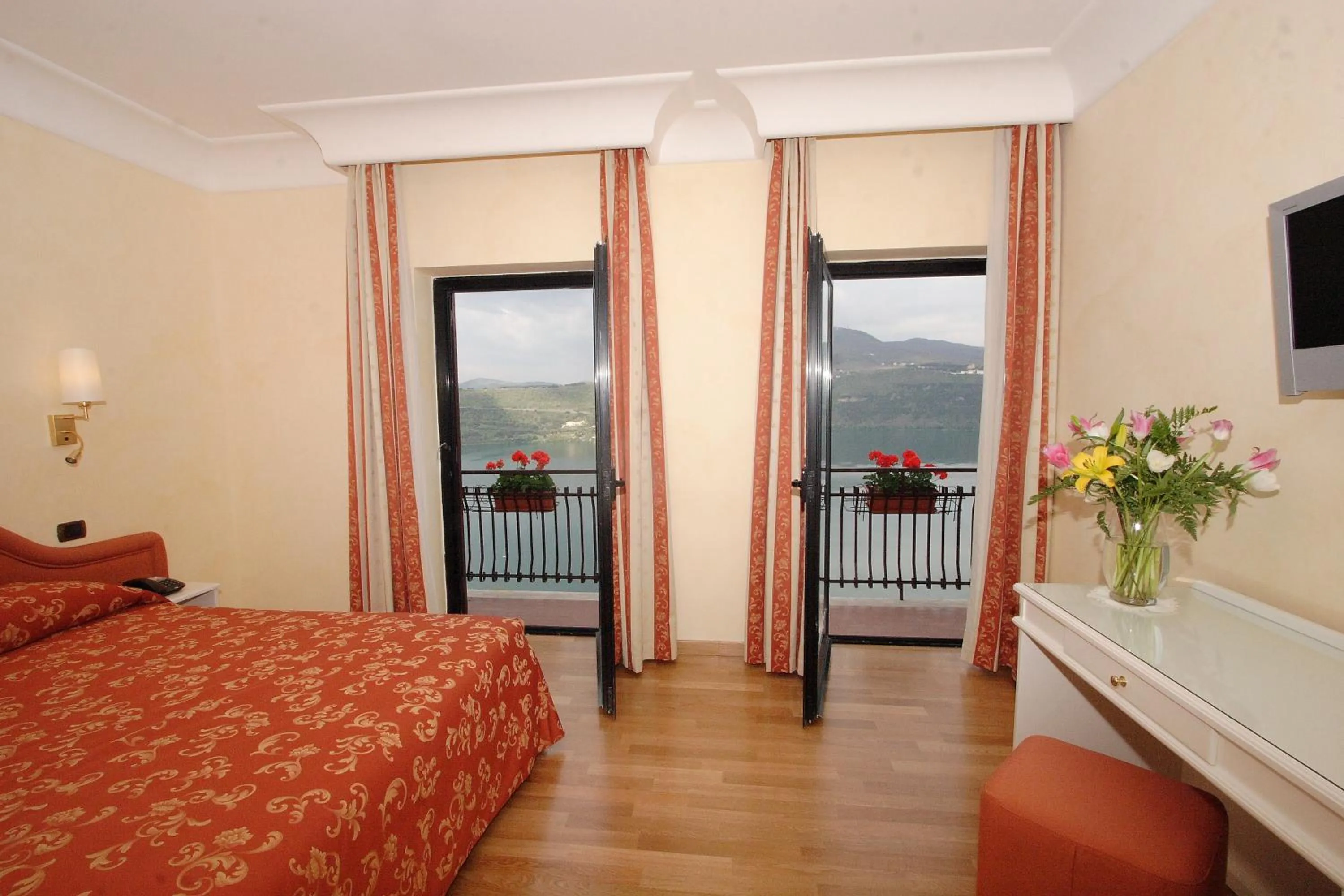 Balcony/Terrace, Bed in Hotel Castel Gandolfo