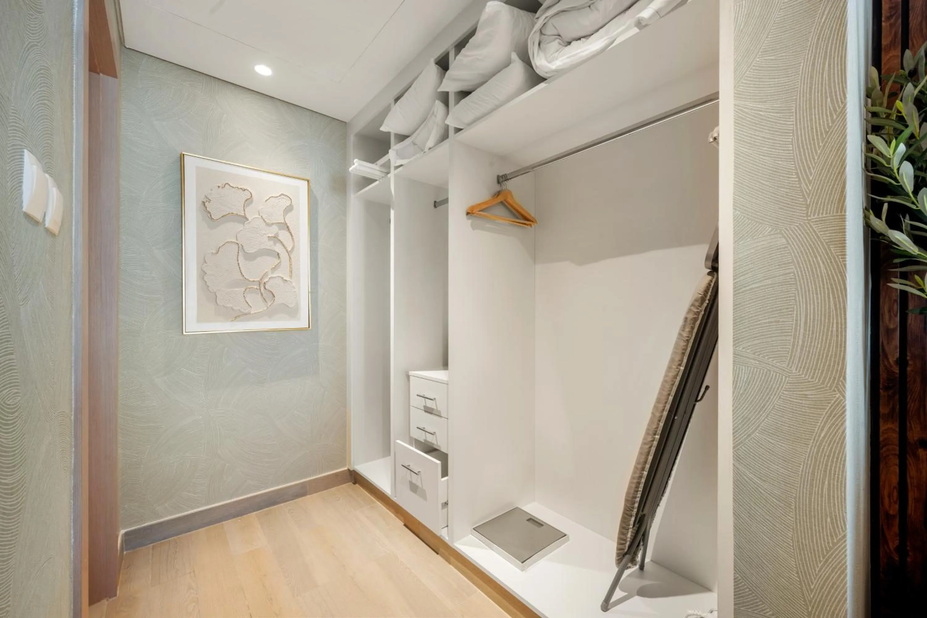 wardrobe in Desert Key - Perfectly Located Yas Island Premier Apts