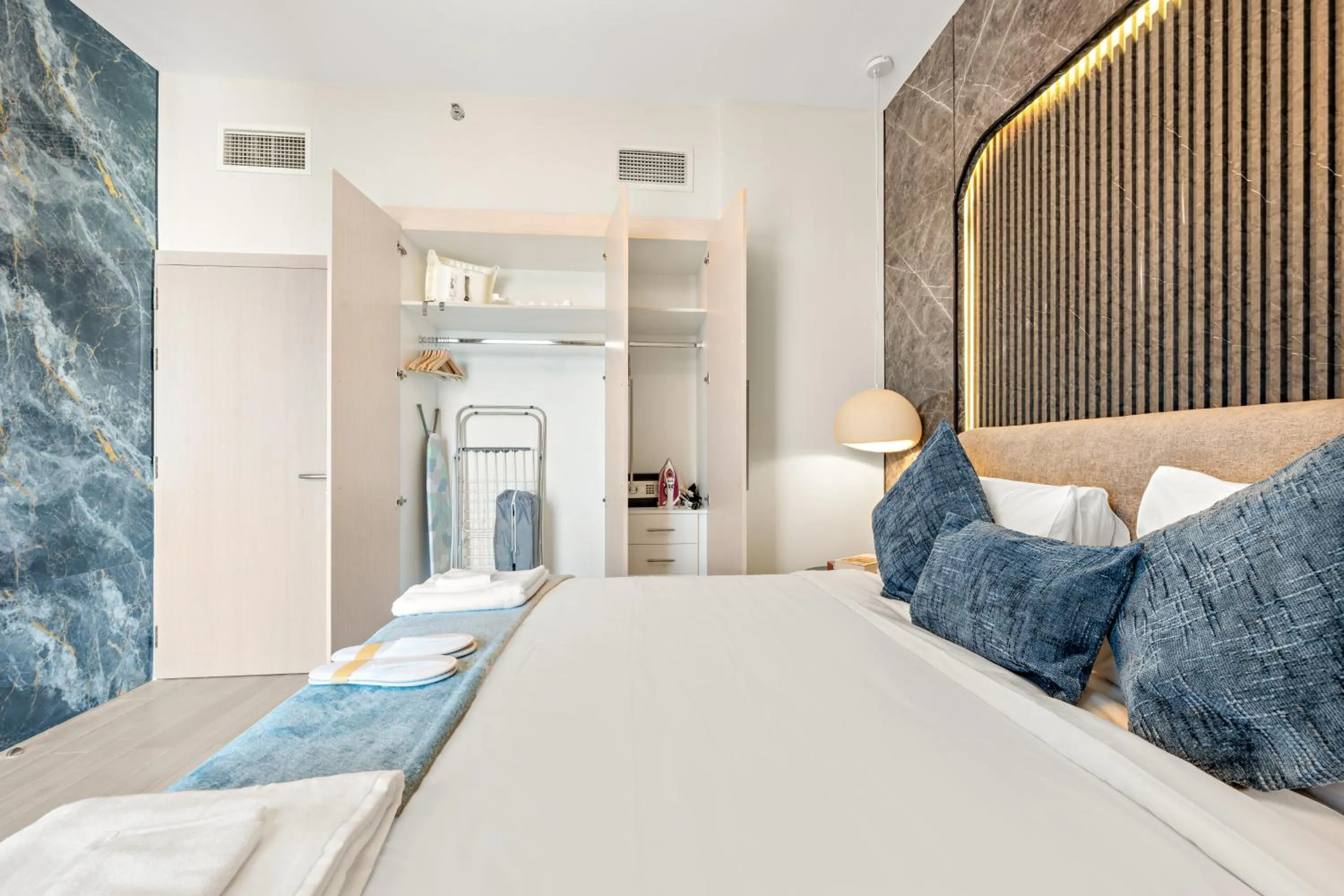 Bedroom, Bed in Desert Key - Perfectly Located Yas Island Premier Apts