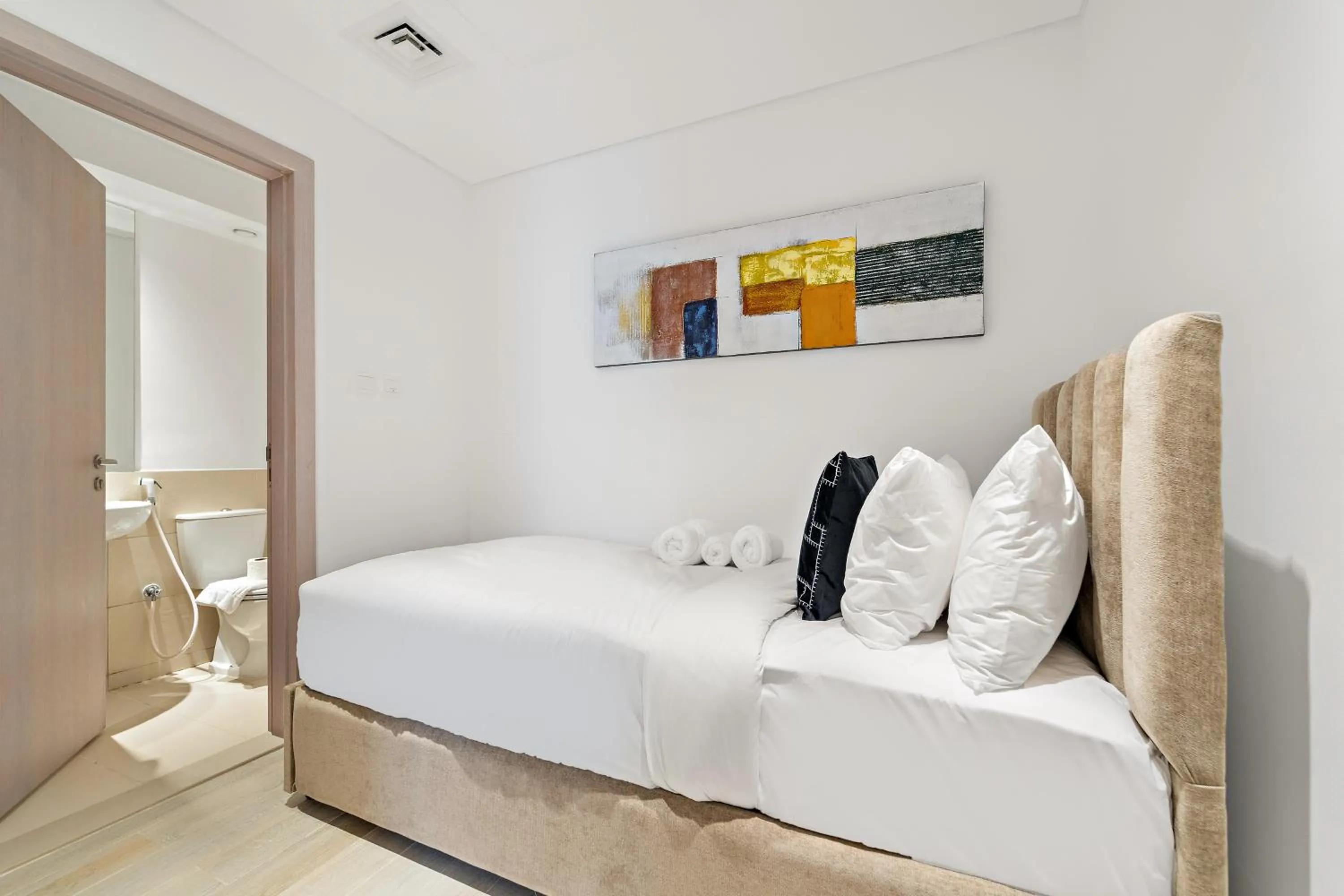 Bedroom, Bed in Desert Key - Perfectly Located Yas Island Premier Apts