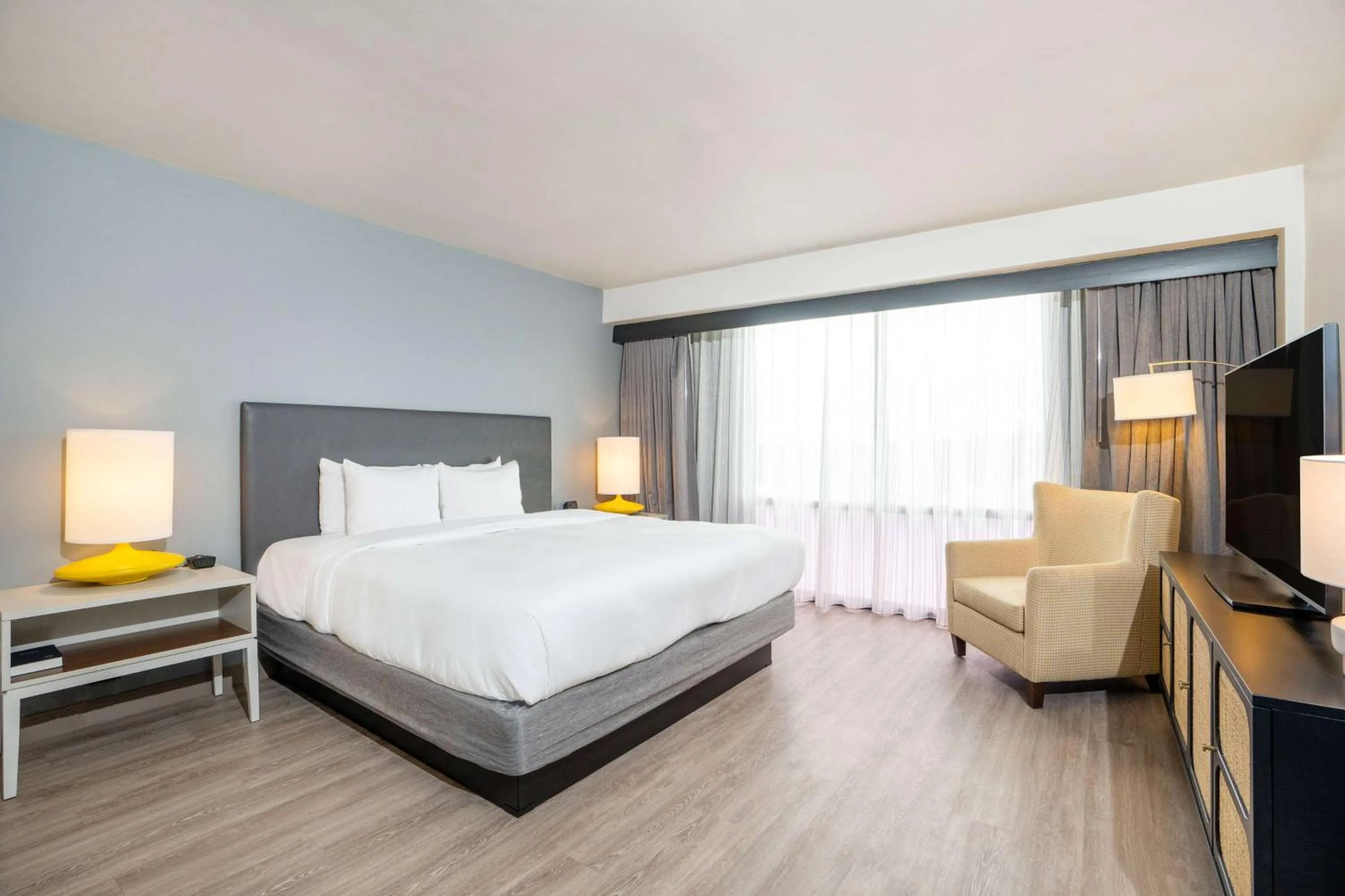 Bed in Wyndham Fort Smith City Center