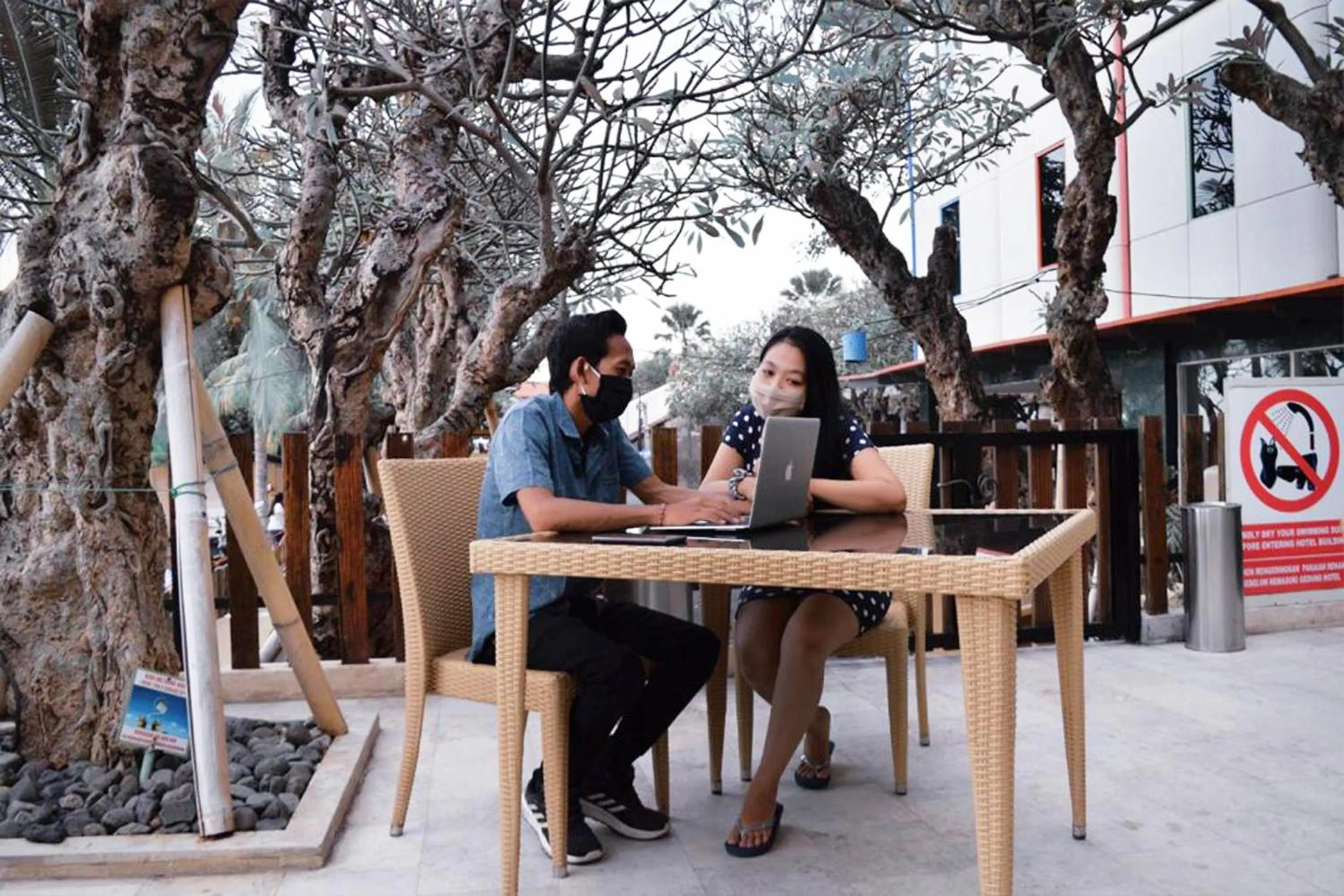 Restaurant/places to eat in Singaraja Beach Hotel