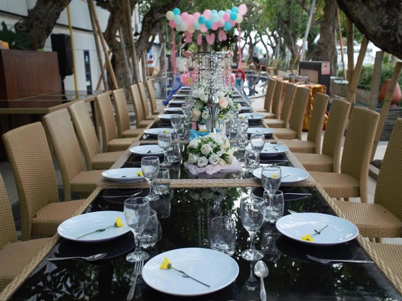 Restaurant/places to eat in Singaraja Beach Hotel