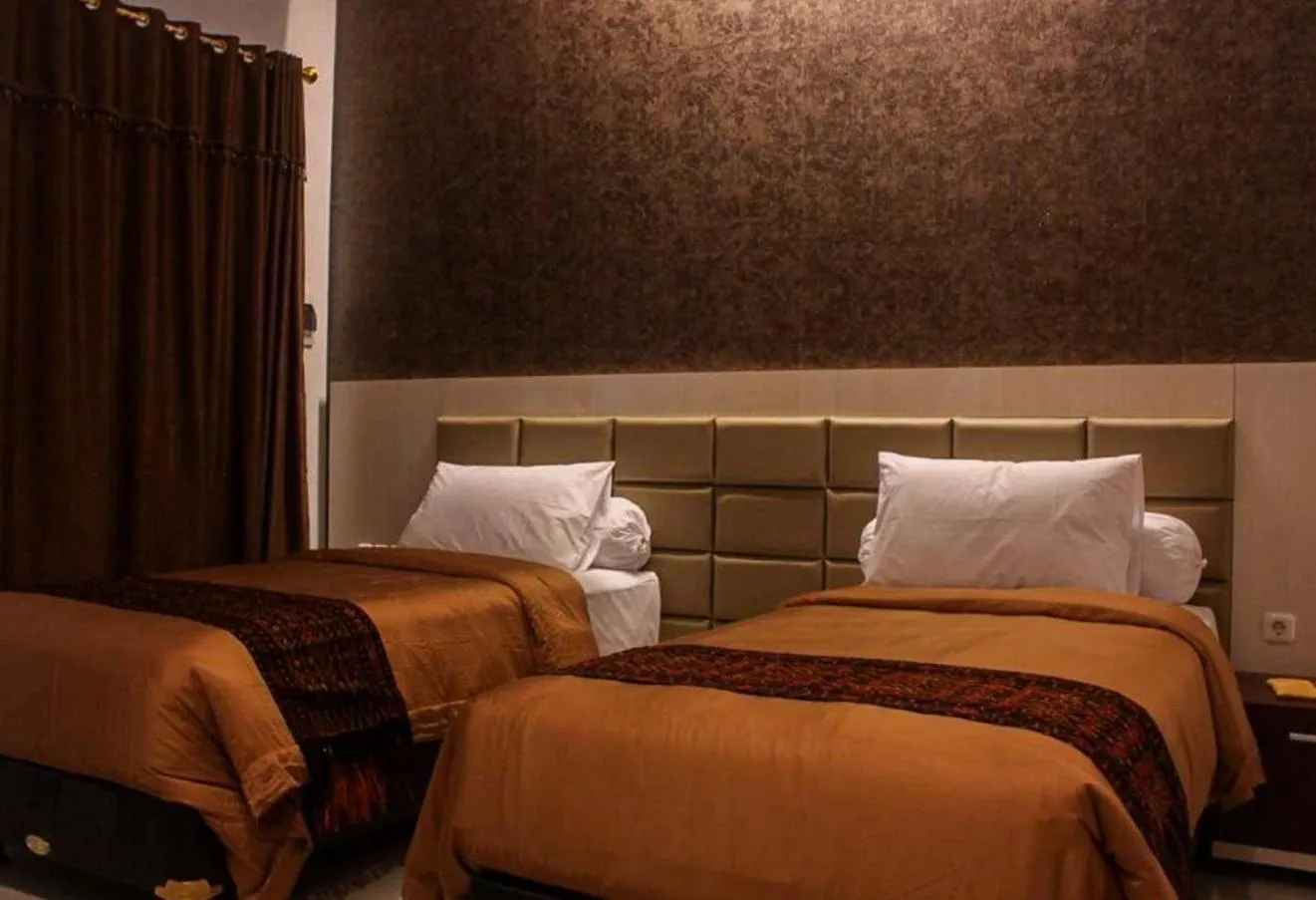 Bed in Tlogomas Guest House