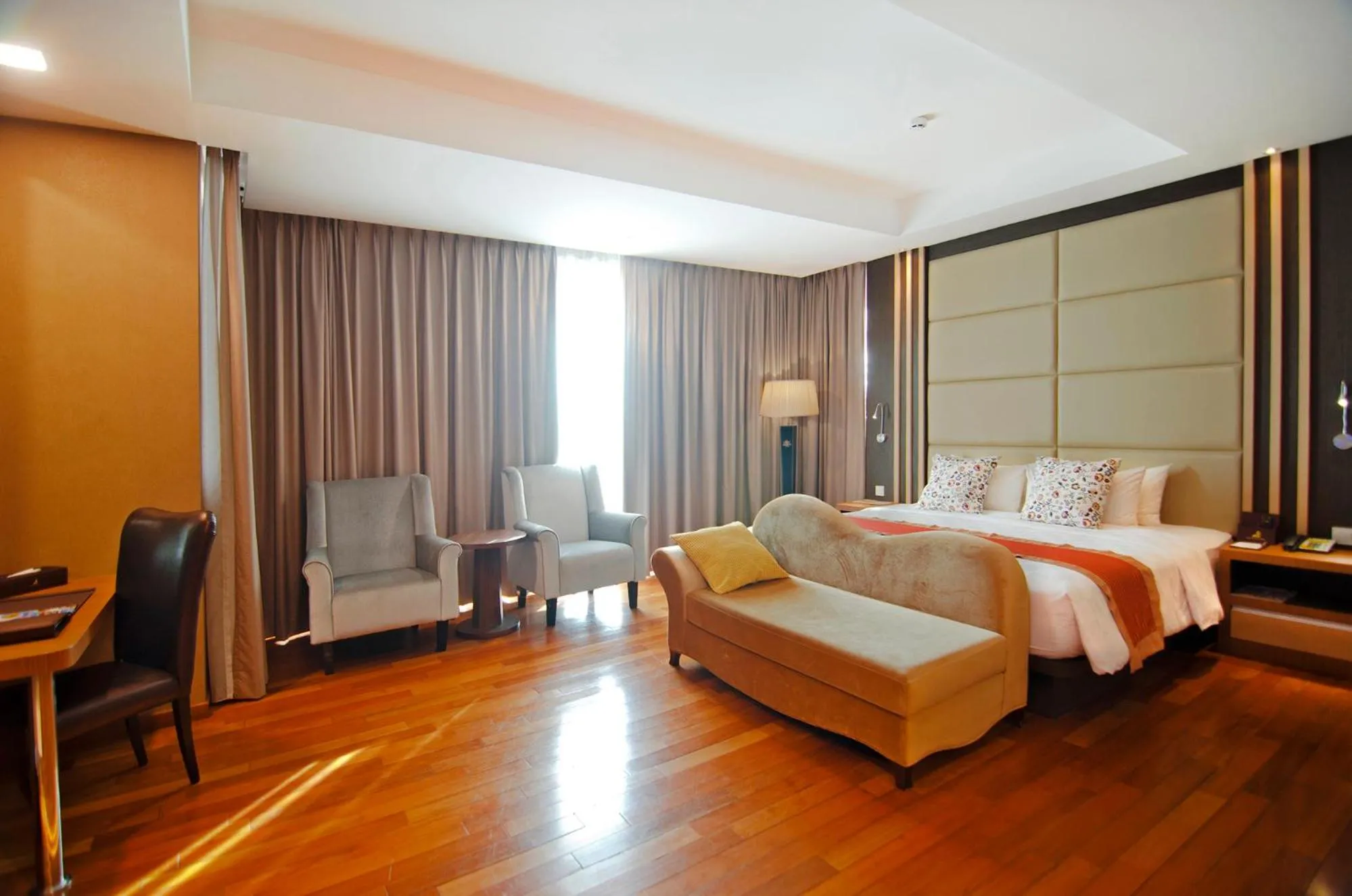 Bed in Nagoya Hill Hotel Batam