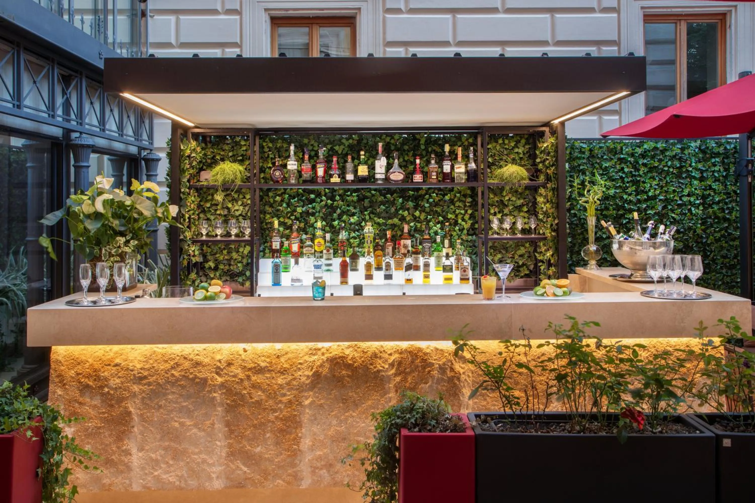 Lounge or bar in Rose Garden Palace Roma by OMNIA hotels