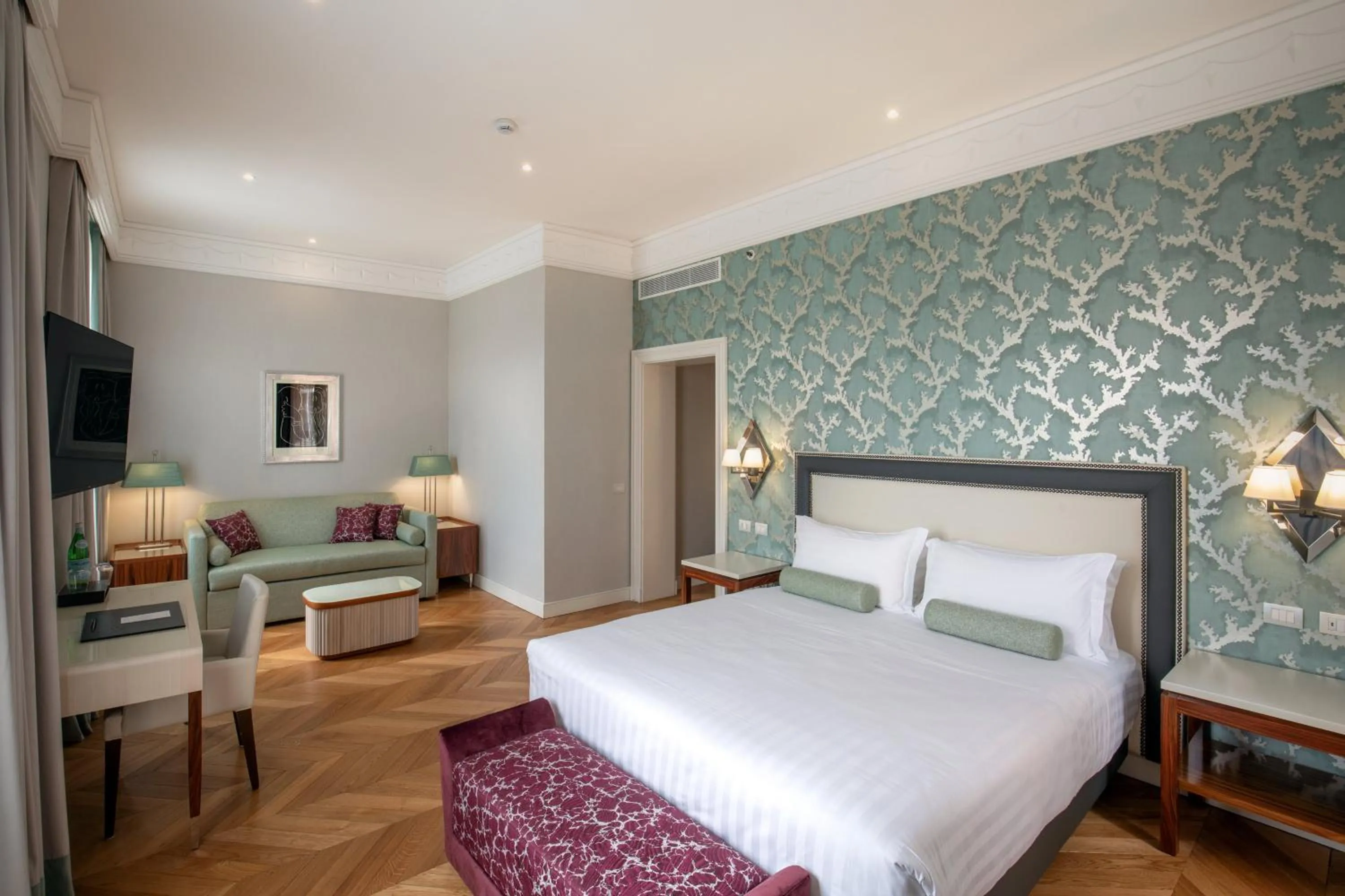 Bed in Rose Garden Palace Roma by OMNIA hotels