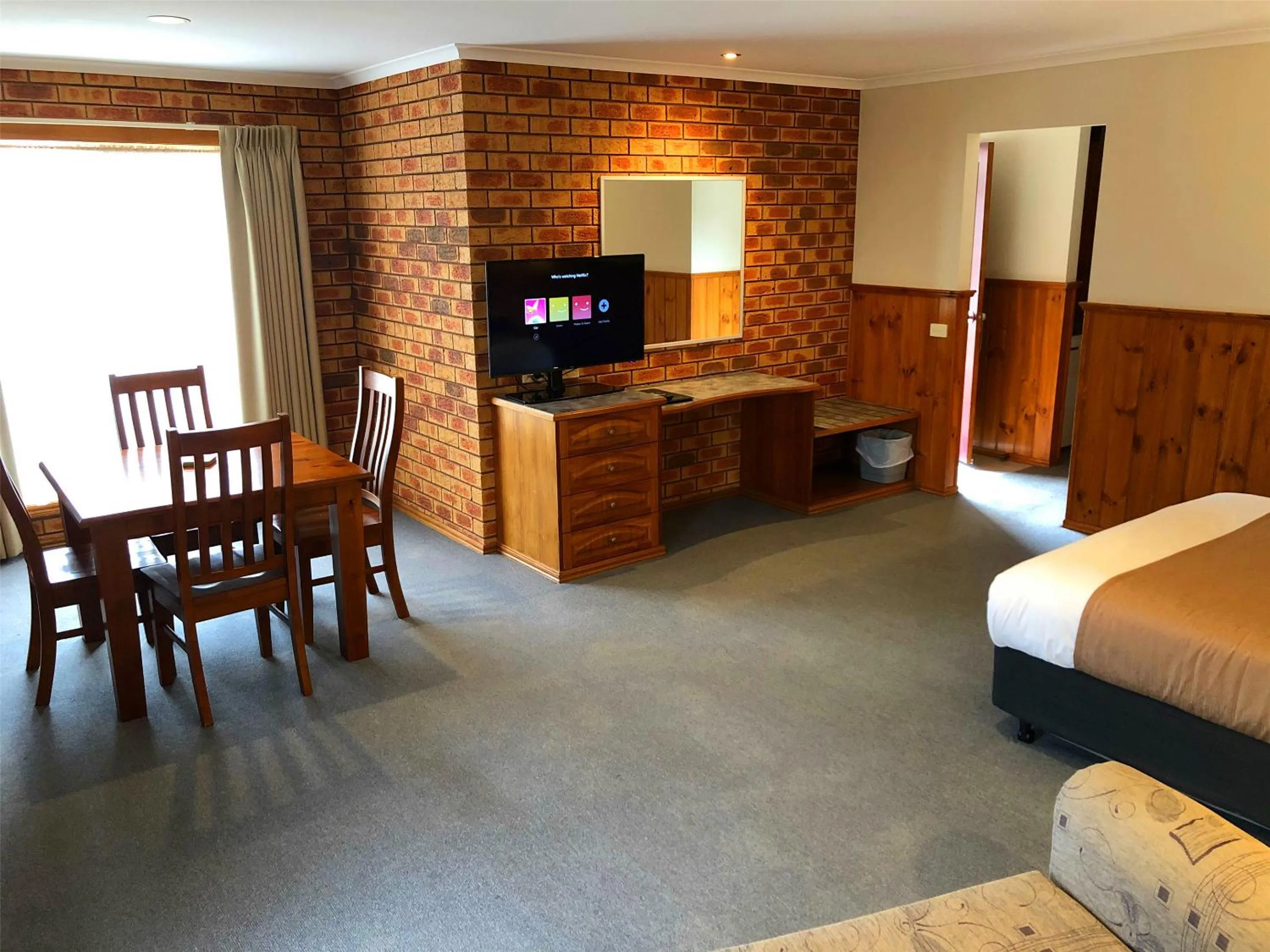 TV and multimedia, Bed in Victoriana Motor Inn