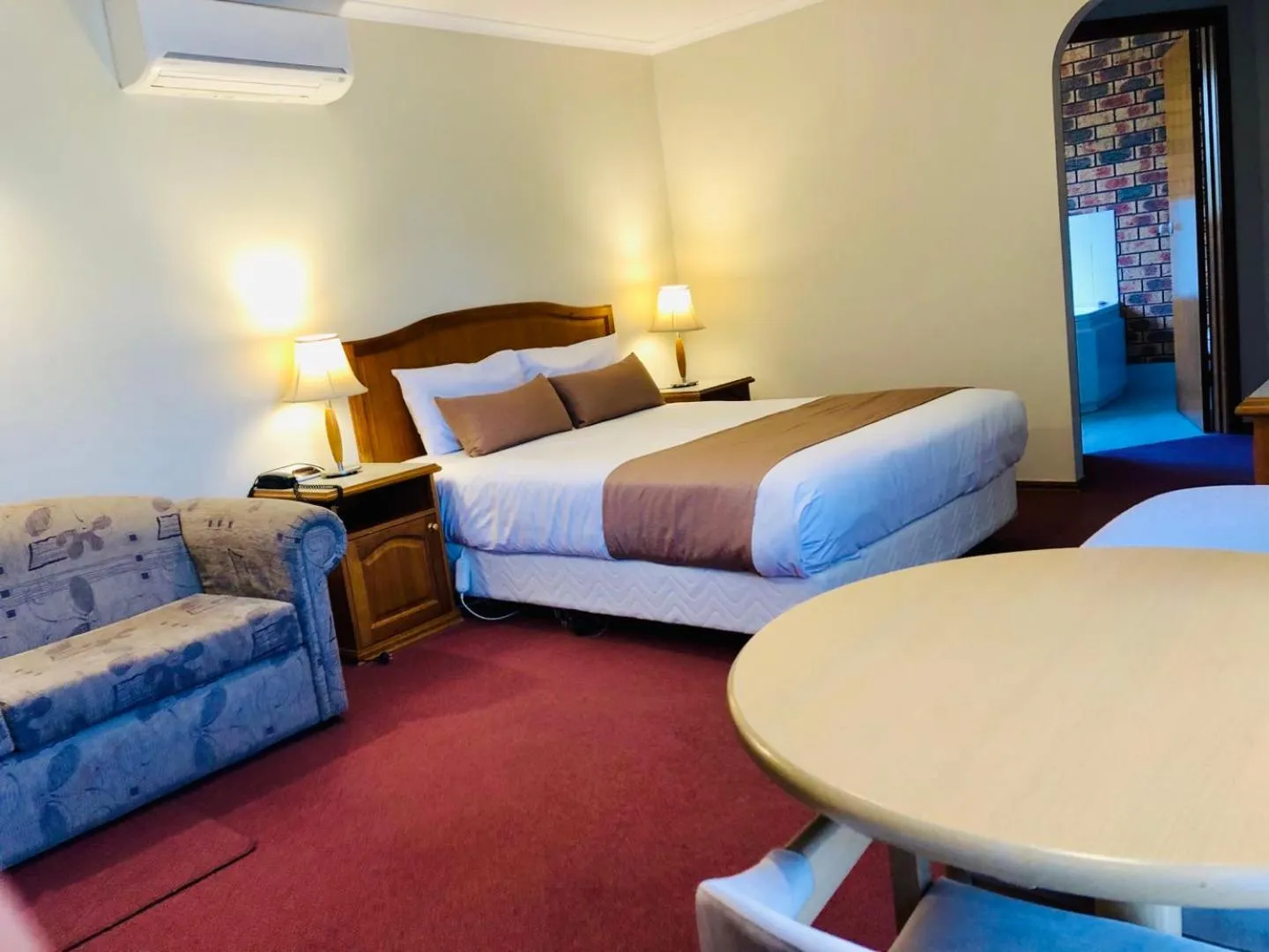 Photo of the whole room, Bed in Victoriana Motor Inn