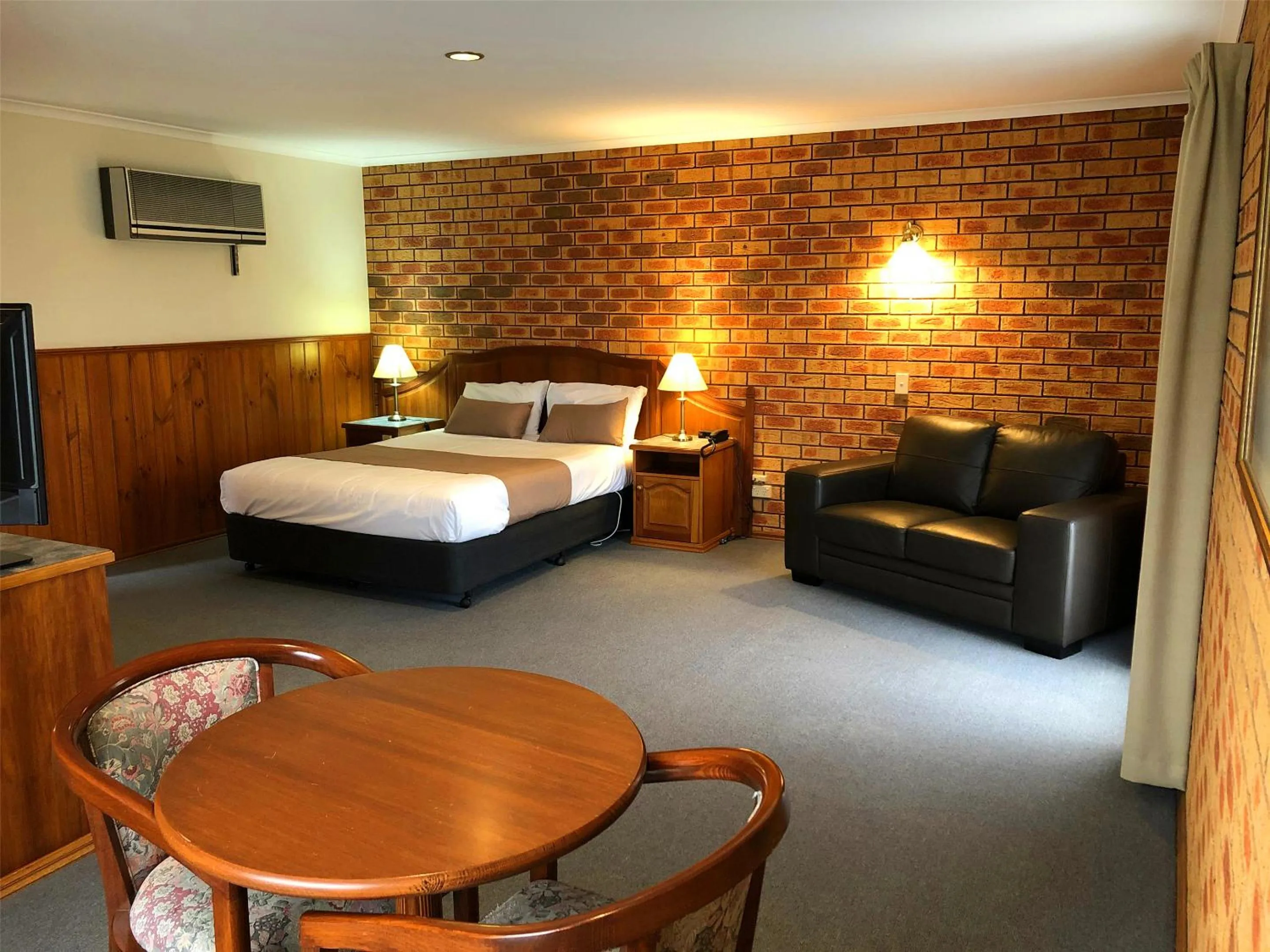 Living room, Bed in Victoriana Motor Inn