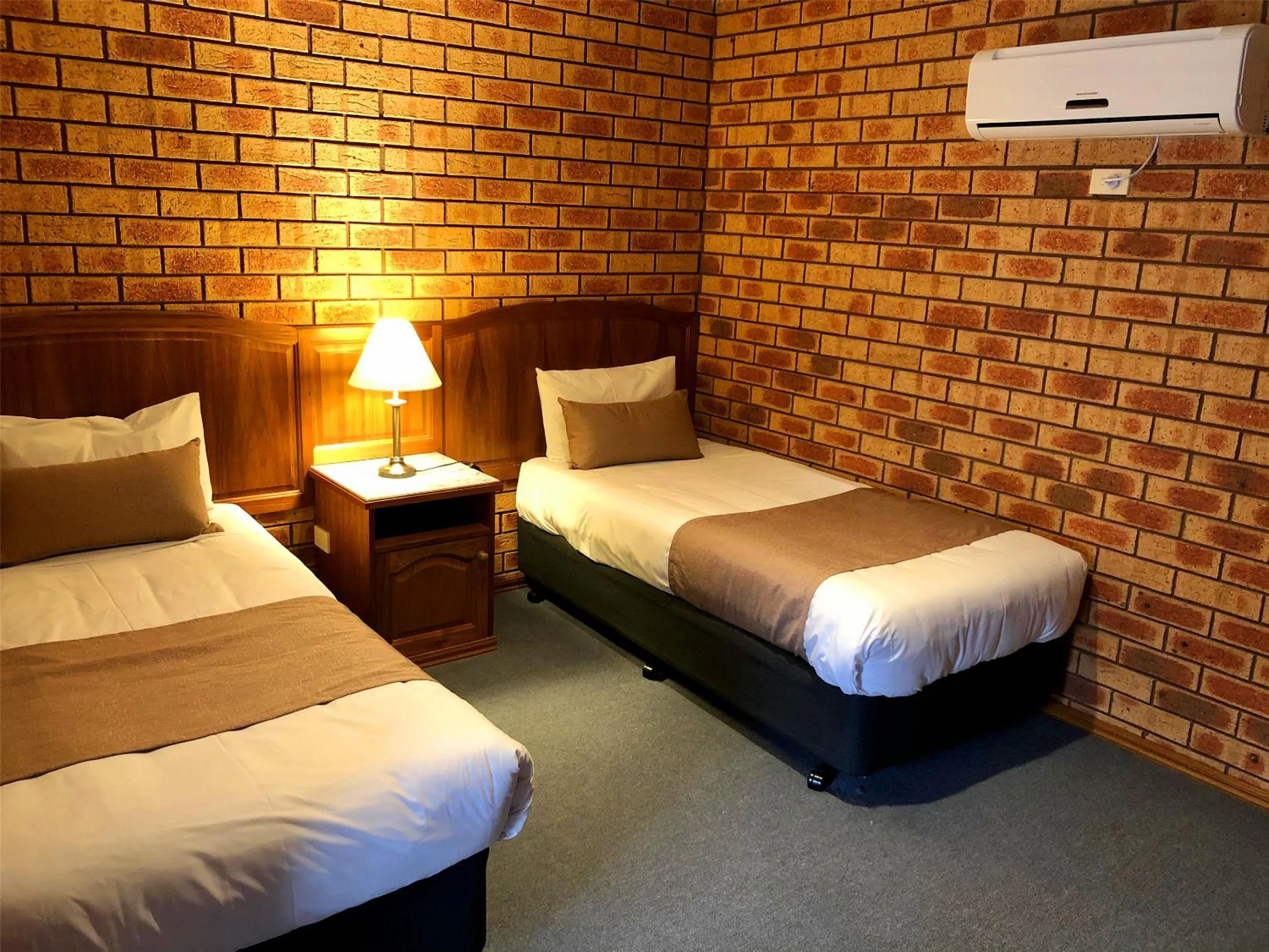 Bedroom, Bed in Victoriana Motor Inn