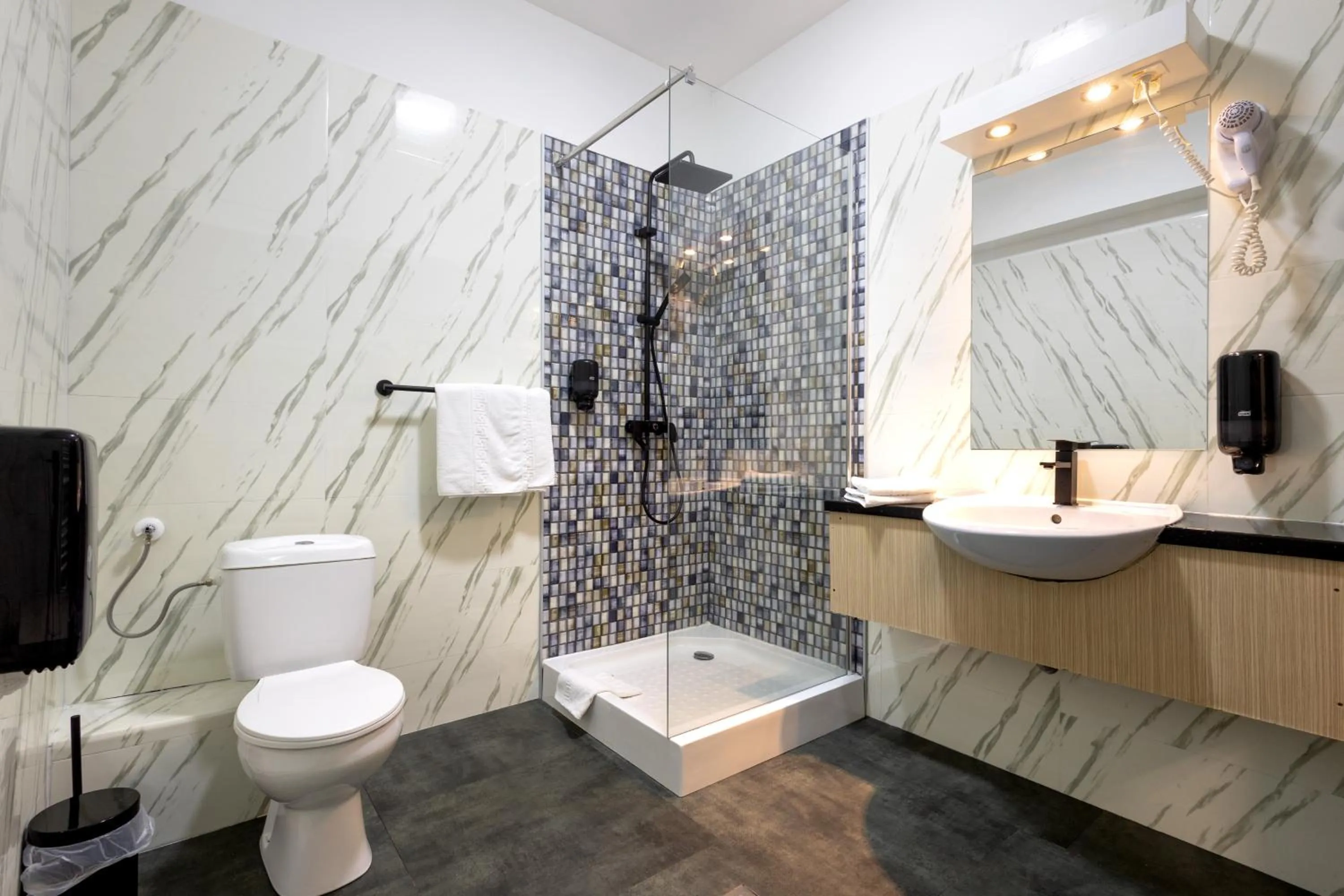 Shower in Apart Hotel Bonjour Cluj