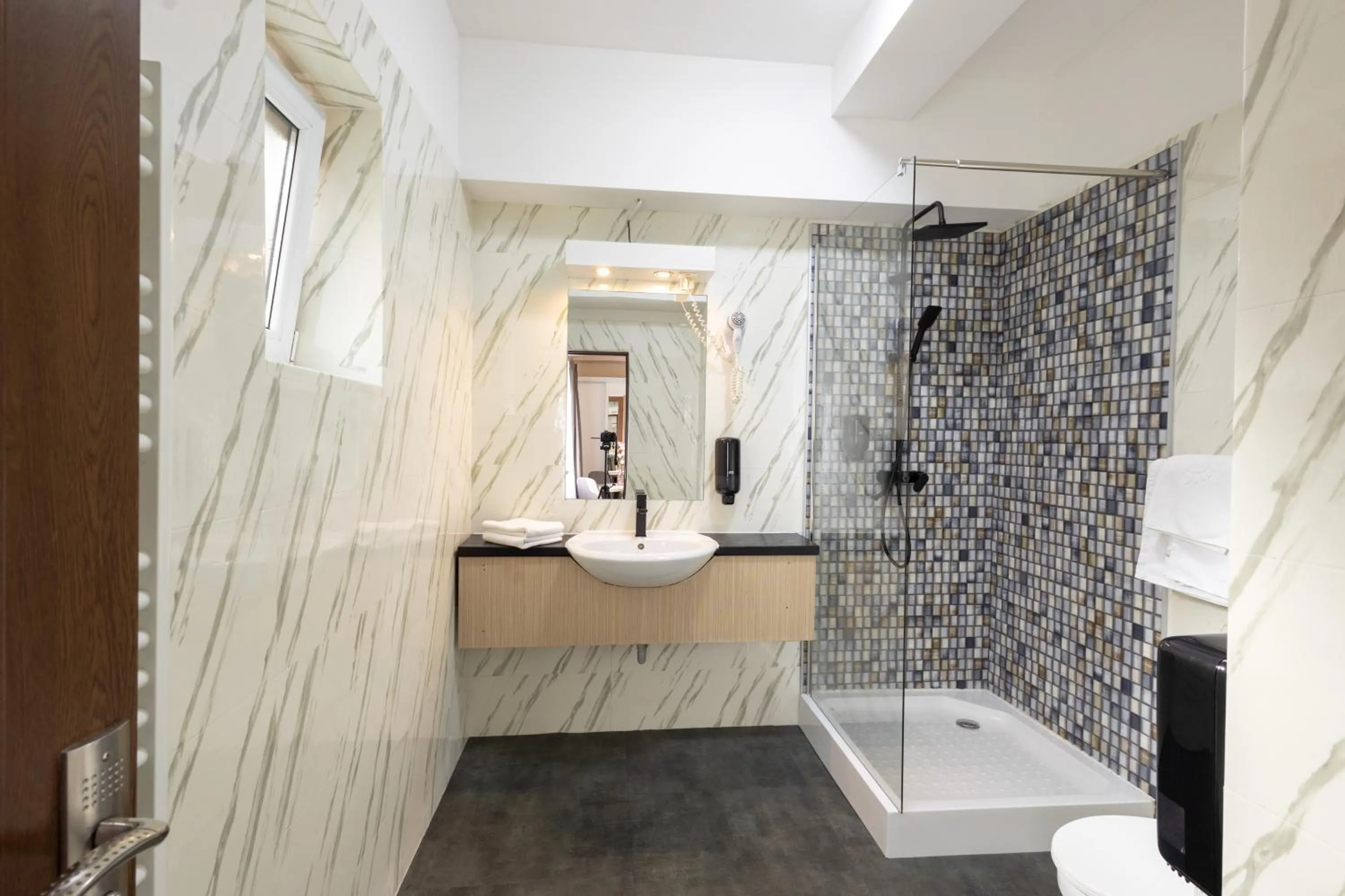 Shower in Apart Hotel Bonjour Cluj