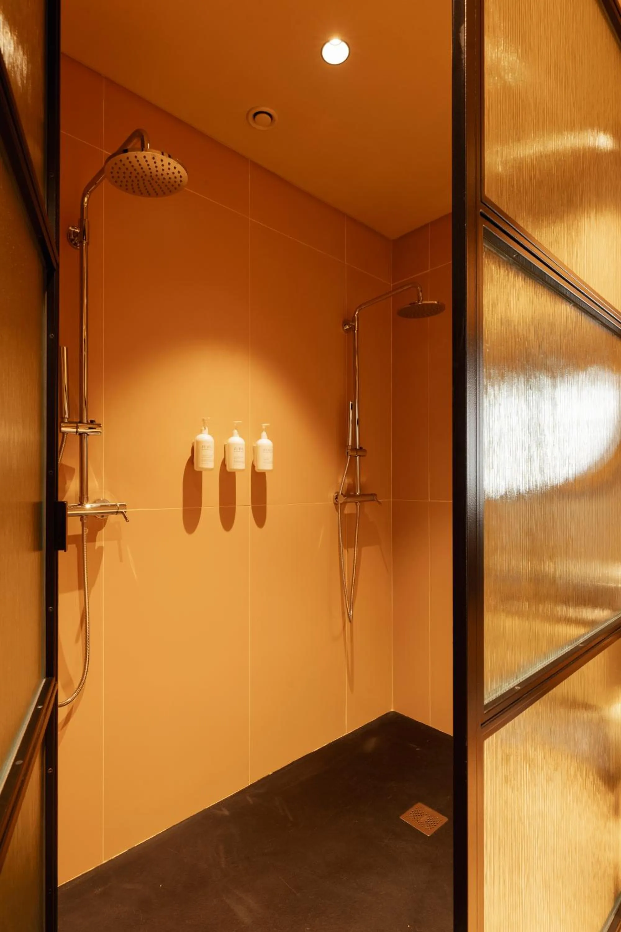 Shower in Inspira Santos Boutique Hotel