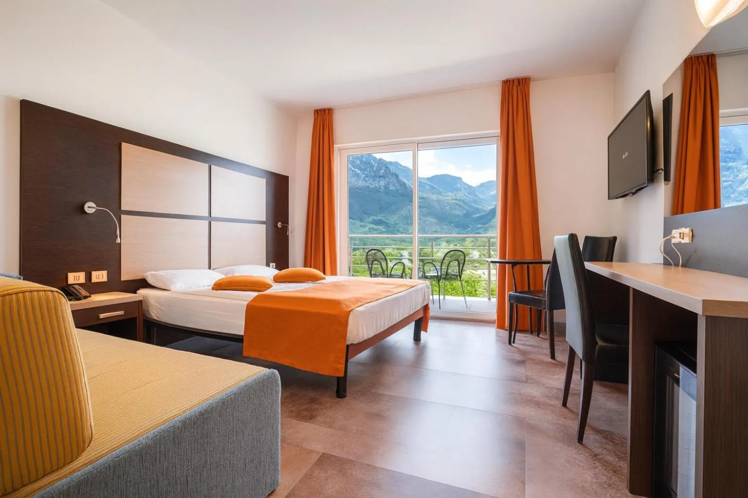 Bedroom, Bed in Hotel Benacus Panoramic