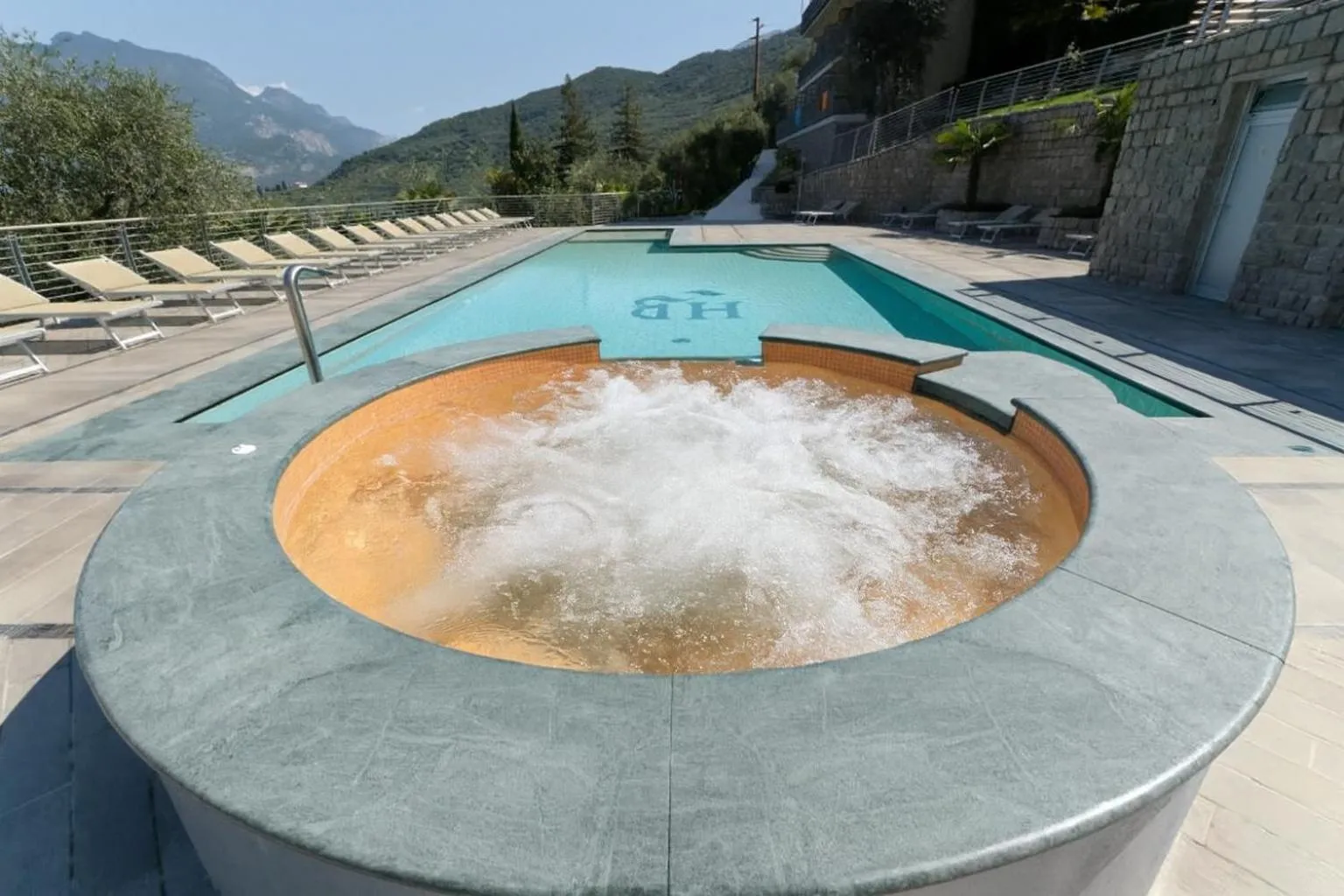 Hot Tub in Hotel Benacus Panoramic