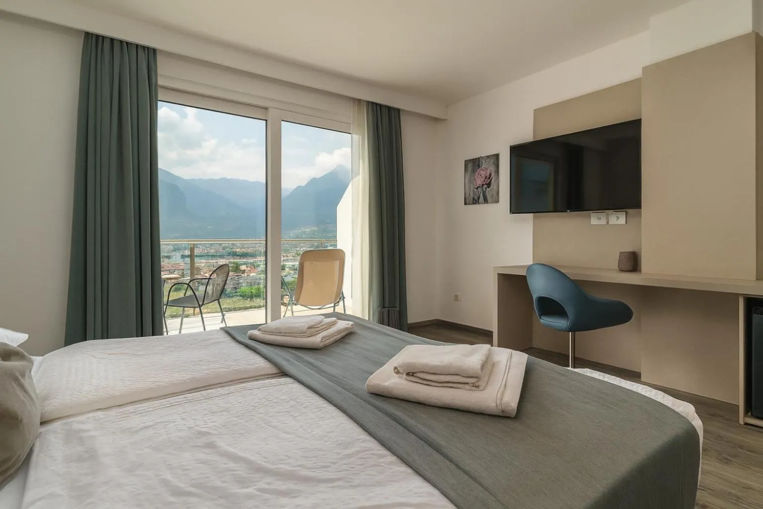 Bedroom, Bed in Hotel Benacus Panoramic