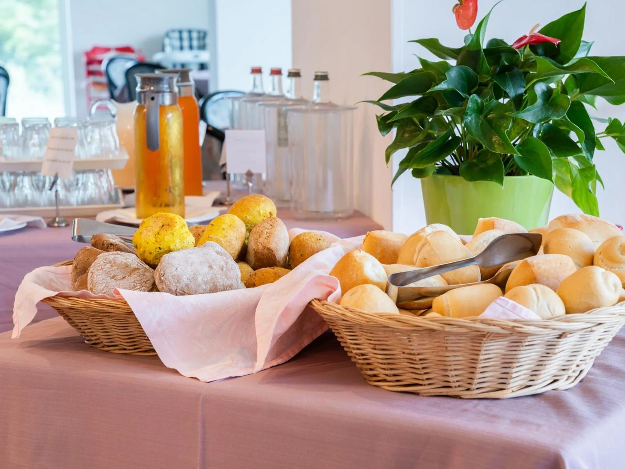 Restaurant/places to eat in Hotel Benacus Panoramic