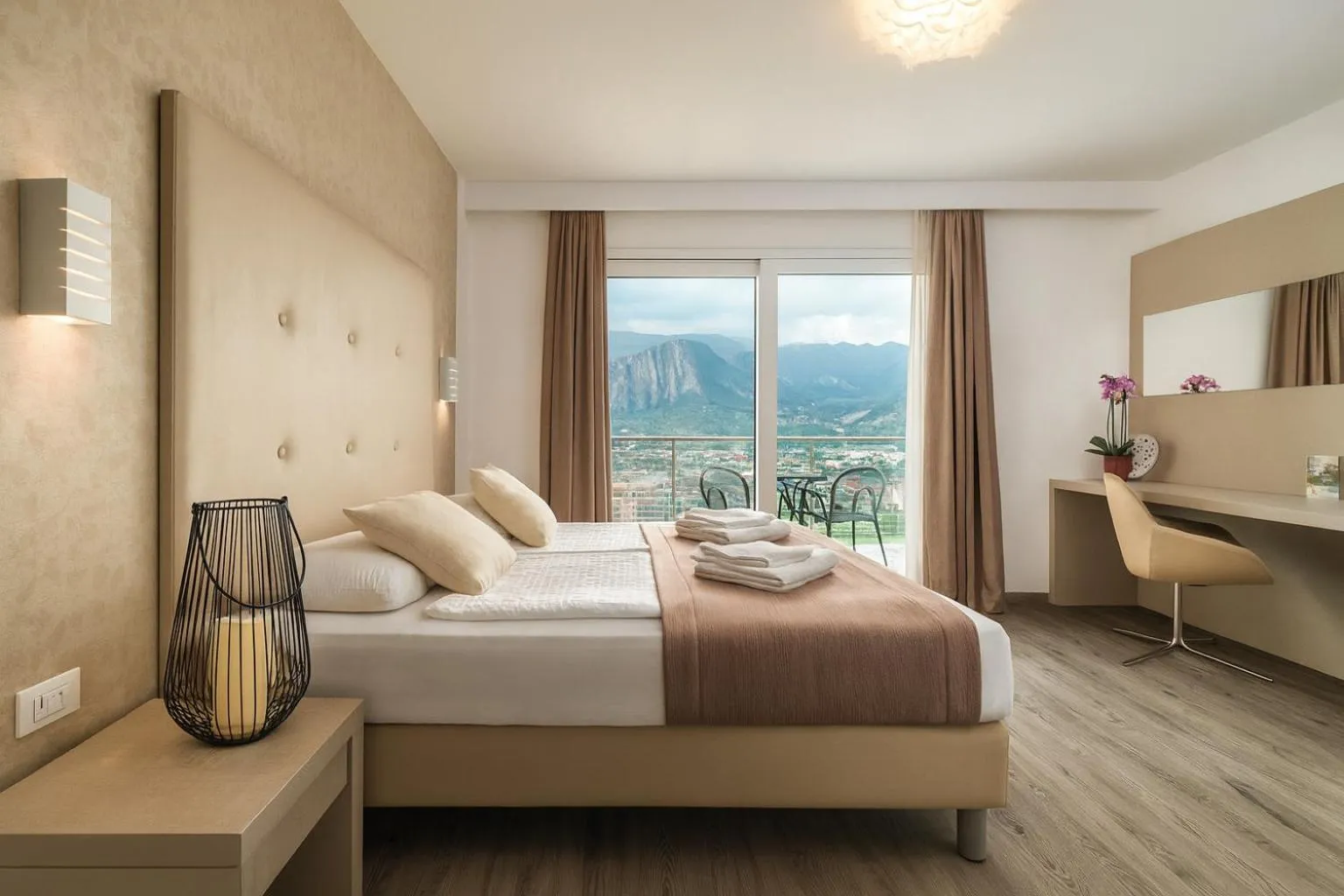 Bedroom, Bed in Hotel Benacus Panoramic