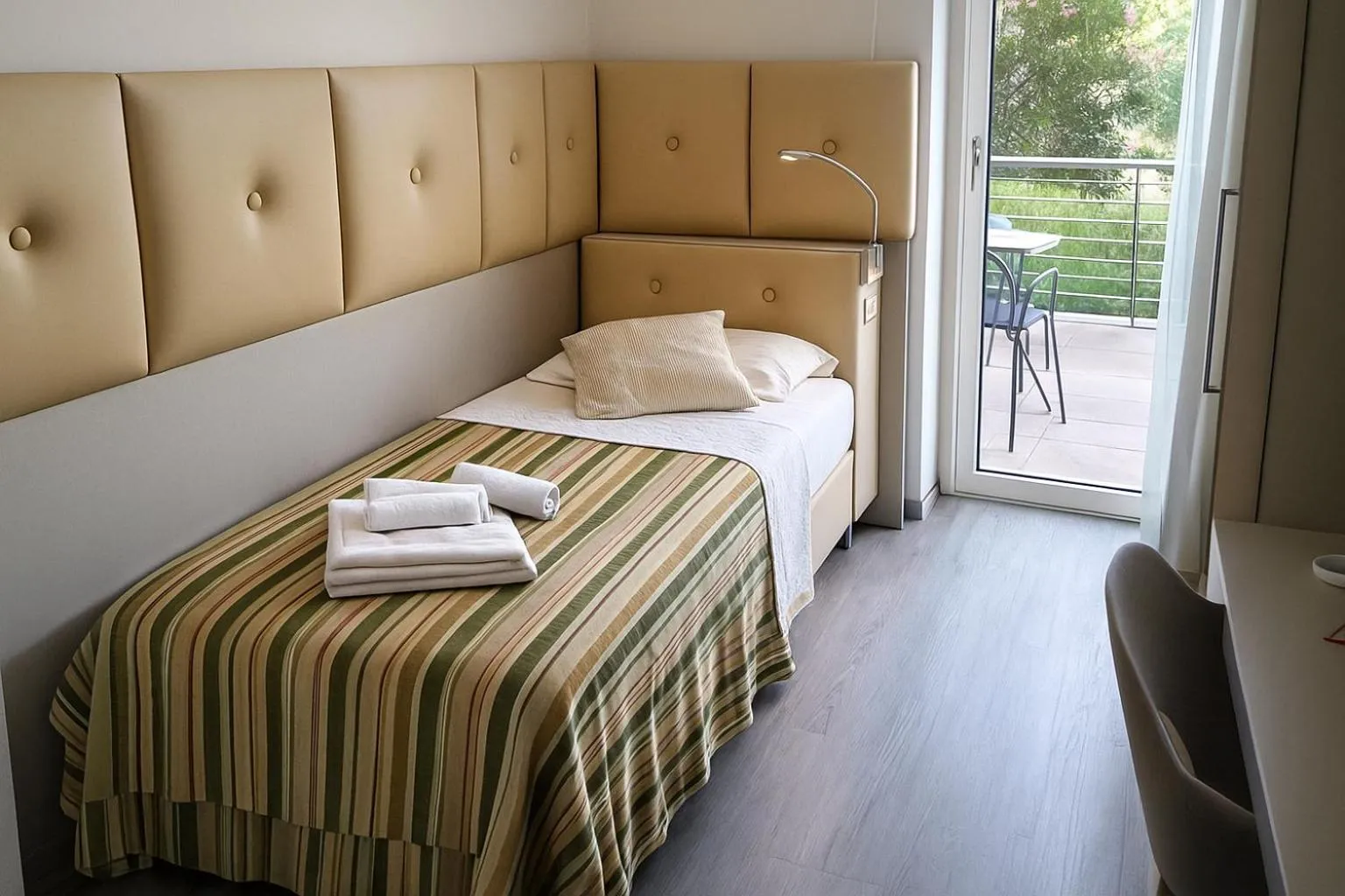 Bedroom, Bed in Hotel Benacus Panoramic