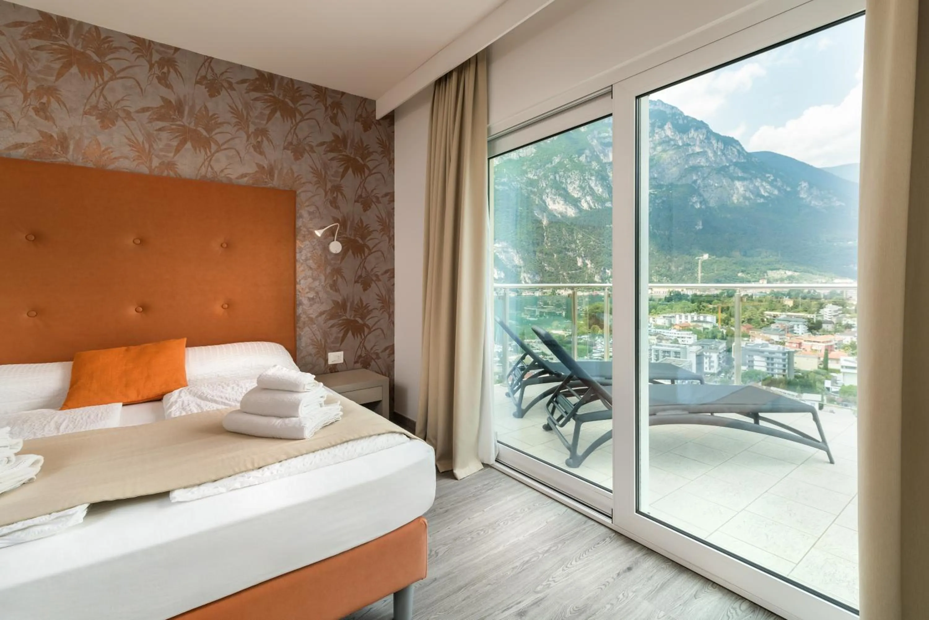 Deluxe King Room with Lake View in Hotel Benacus Panoramic