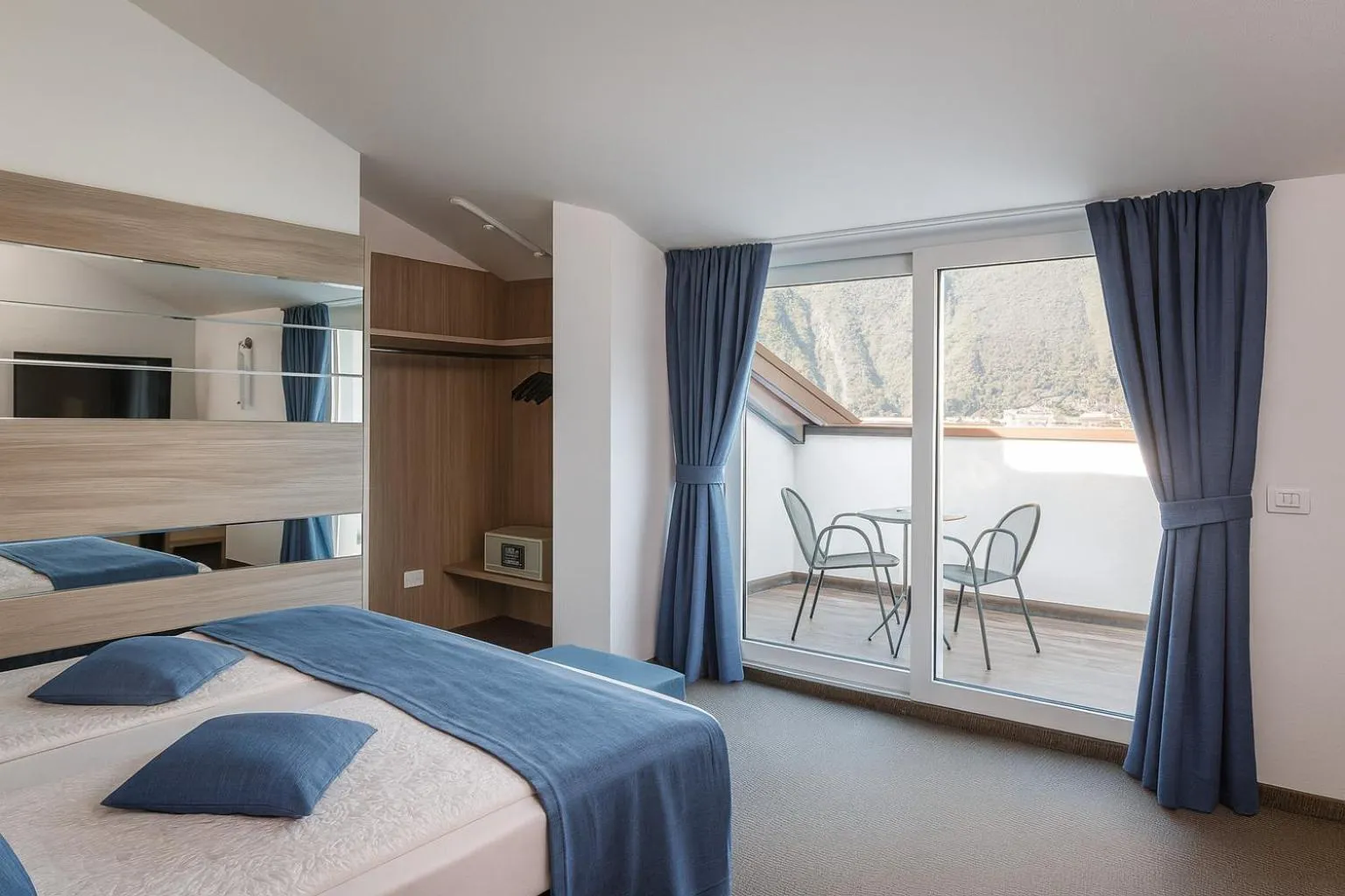 Bedroom, Bed in Hotel Benacus Panoramic