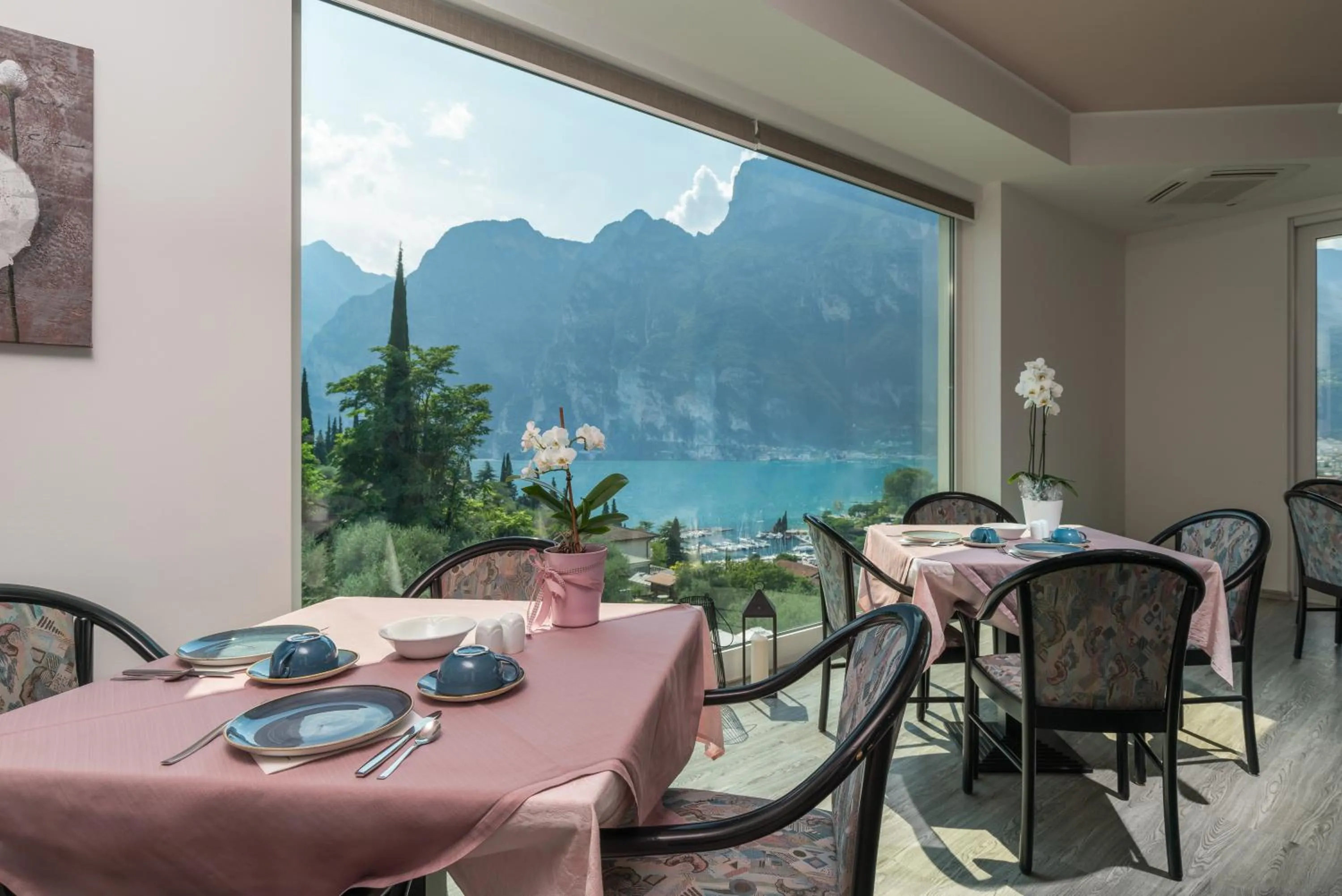 Restaurant/places to eat in Hotel Benacus Panoramic