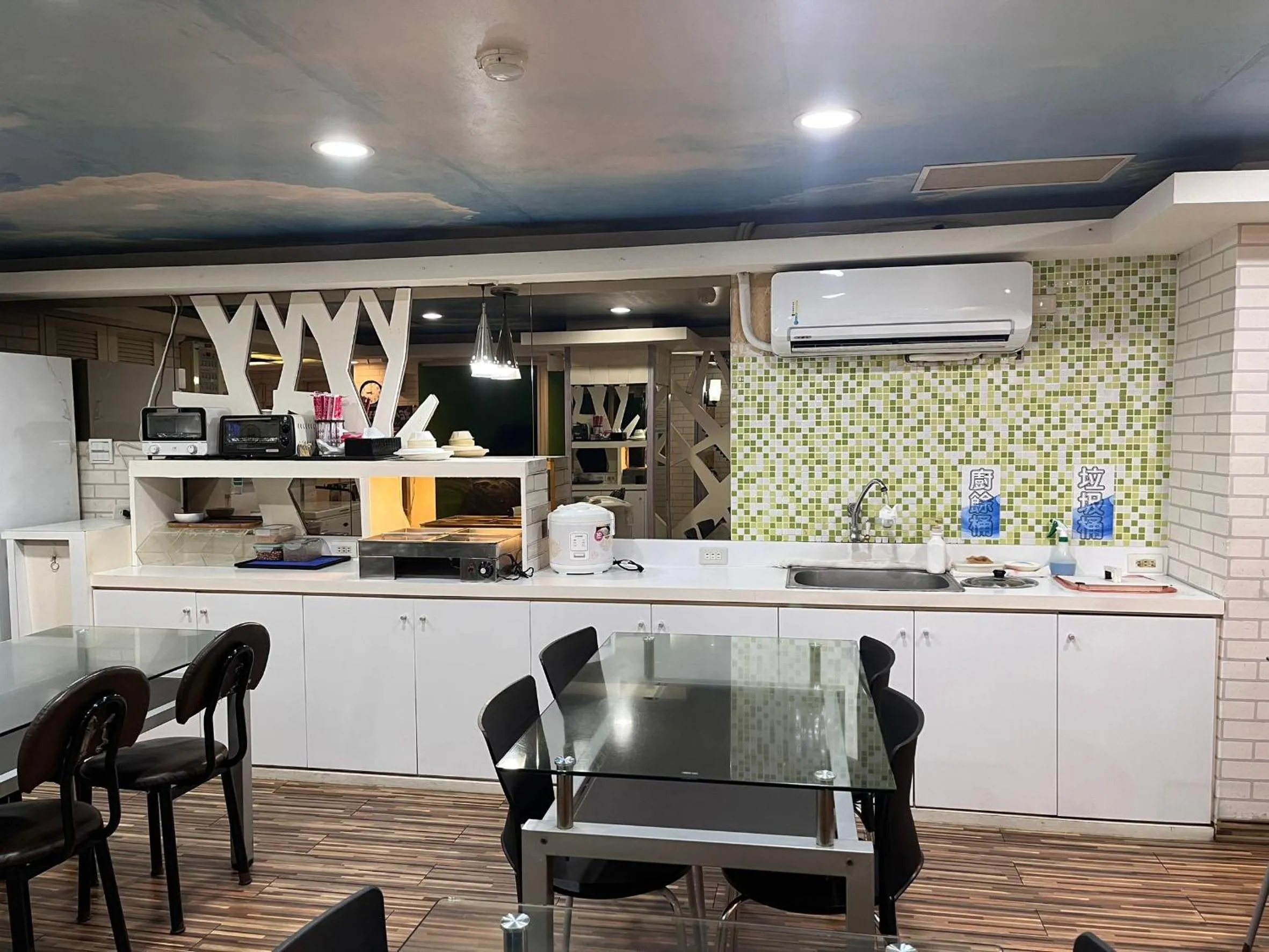 Restaurant/places to eat in Bin Chen Business Hotel