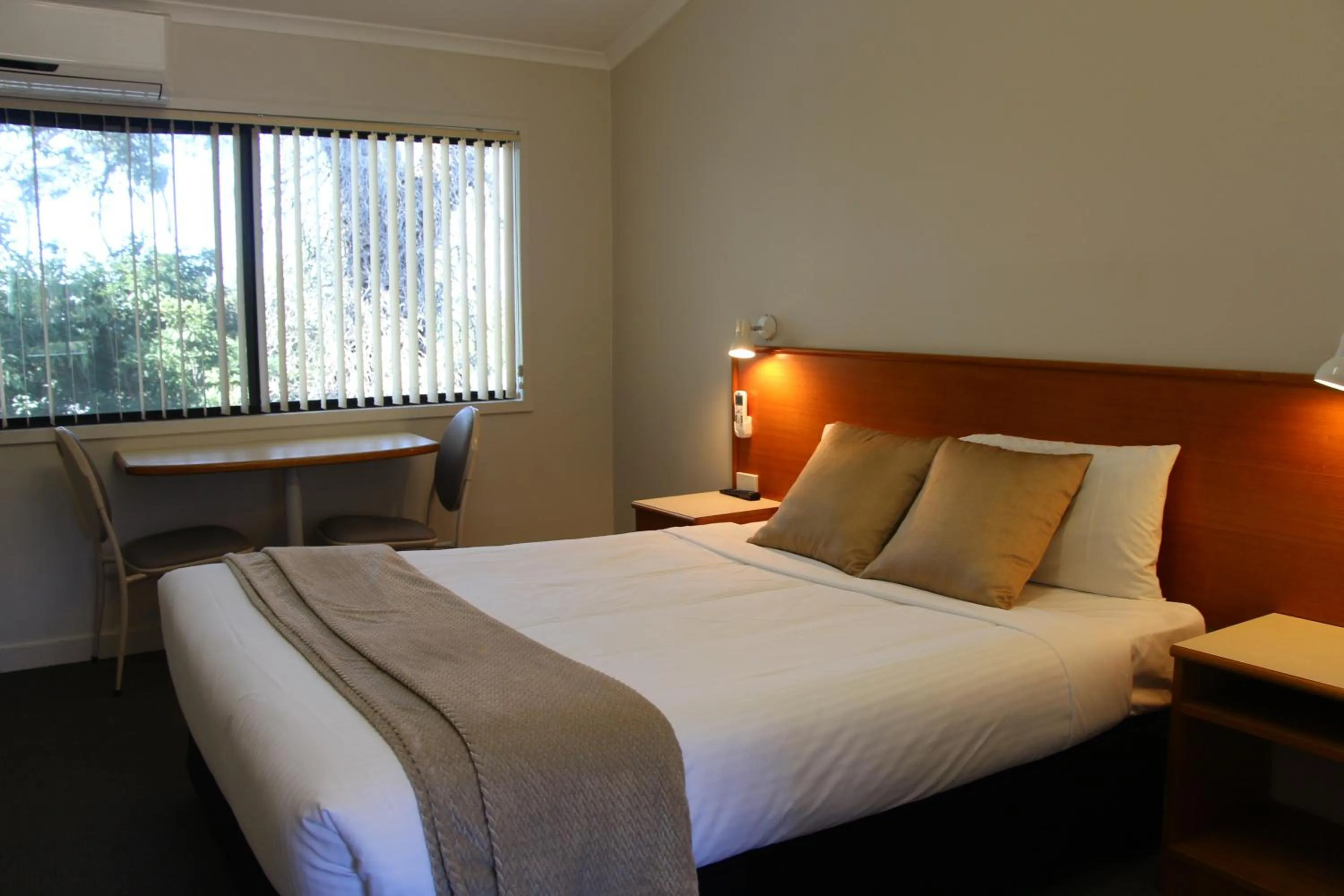 Bedroom, Bed in The Pioneer Way Motel